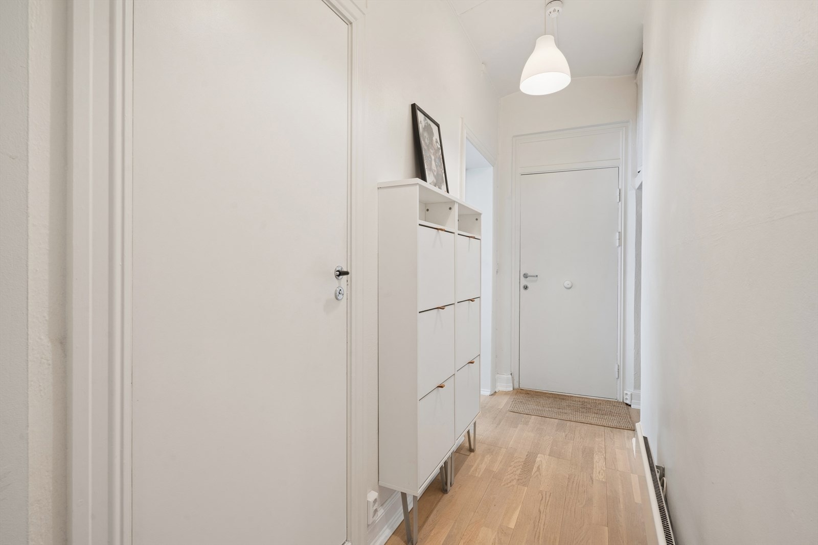 Gangen er utformet med en inntrukket garderobenisje som gir gode oppbevaringsmuligheter for yttertøy. Galleribilde