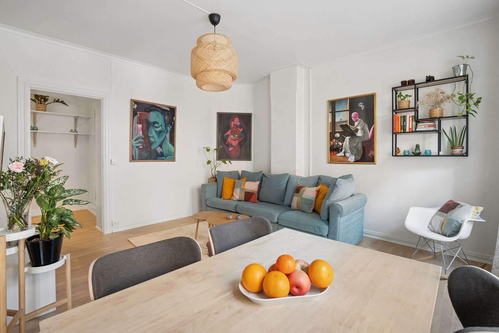 Lys og romslig stue med god plass til spisebord som danner en naturlig overgang mellom kjøkken og stue. Galleribilde