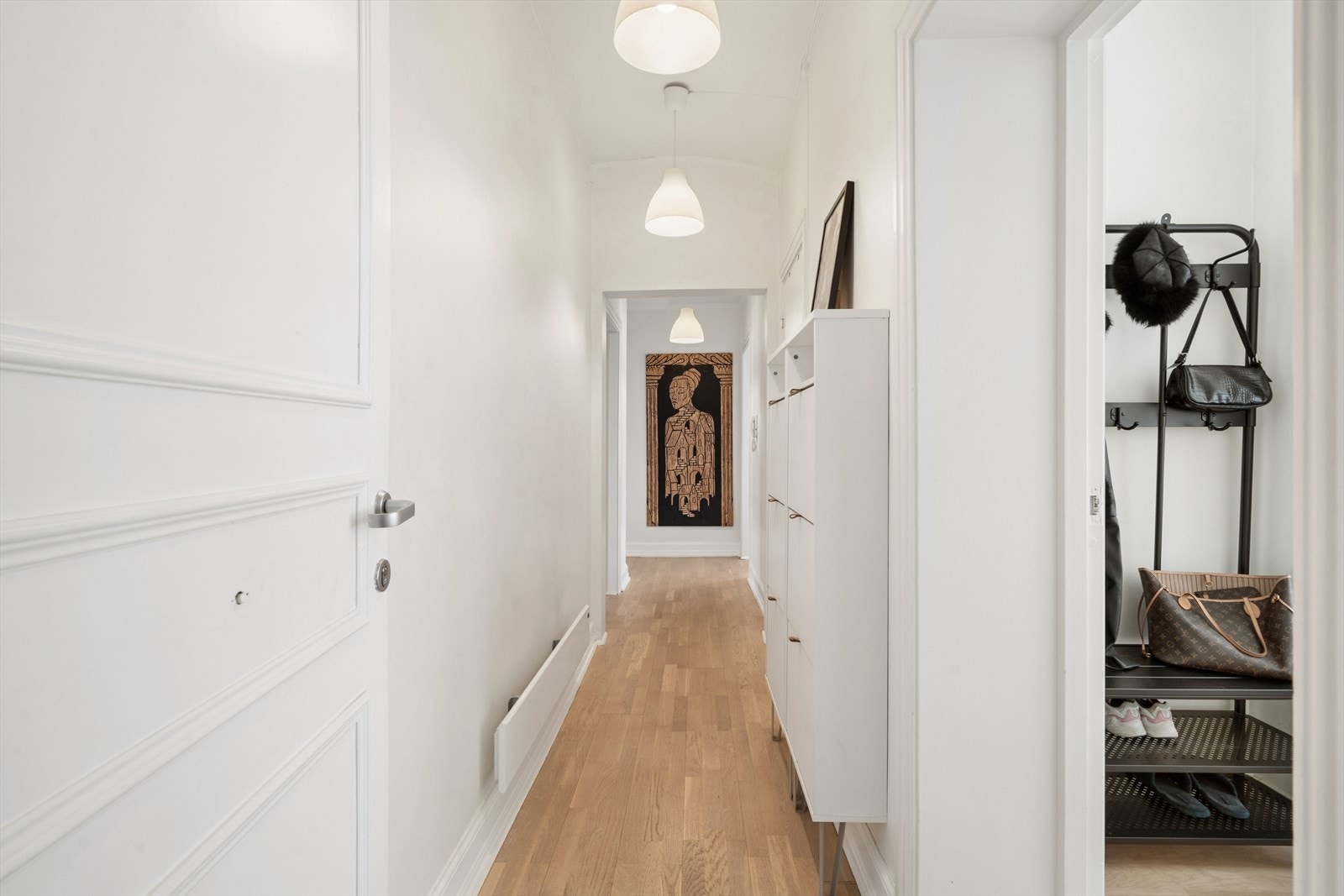 Her ønskes du velkommen inn i en lys og praktisk entrè. Galleribilde