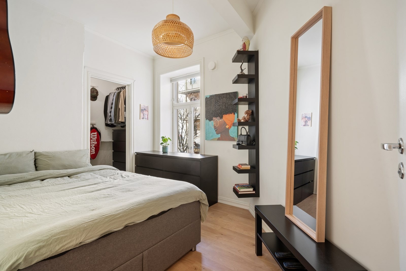 Det andre soverommet vender mot rolig bakgård og har plass til seng og skrivebord. Galleribilde