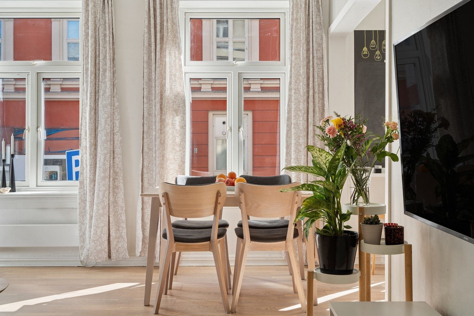 Store vindusflater med to doble vinduer i stuen, samt vindu fra kjøkken, sørger for rikelig med naturlig lys og gode lysforhold gjennom hele dagen. Galleribilde