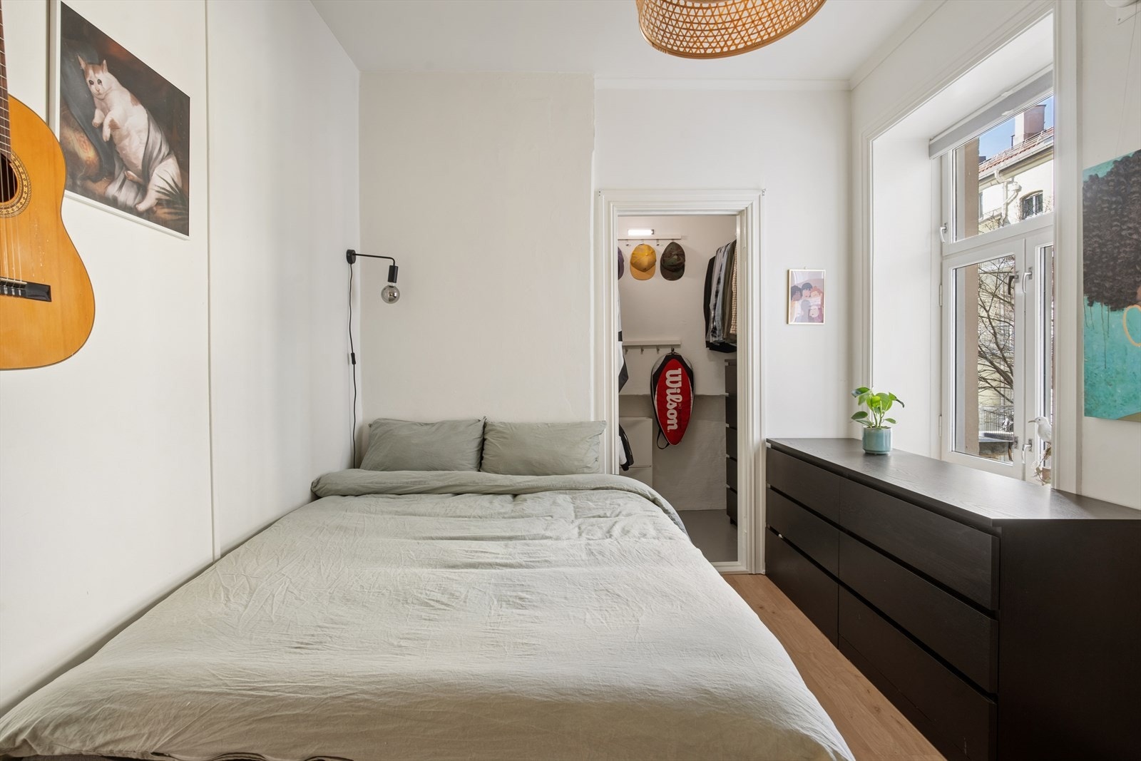 Rommet har eget walk-in-closet med gode oppbevaringsmuligheter og fleksible løsninger for oppheng av klær og plass til kommode. Galleribilde