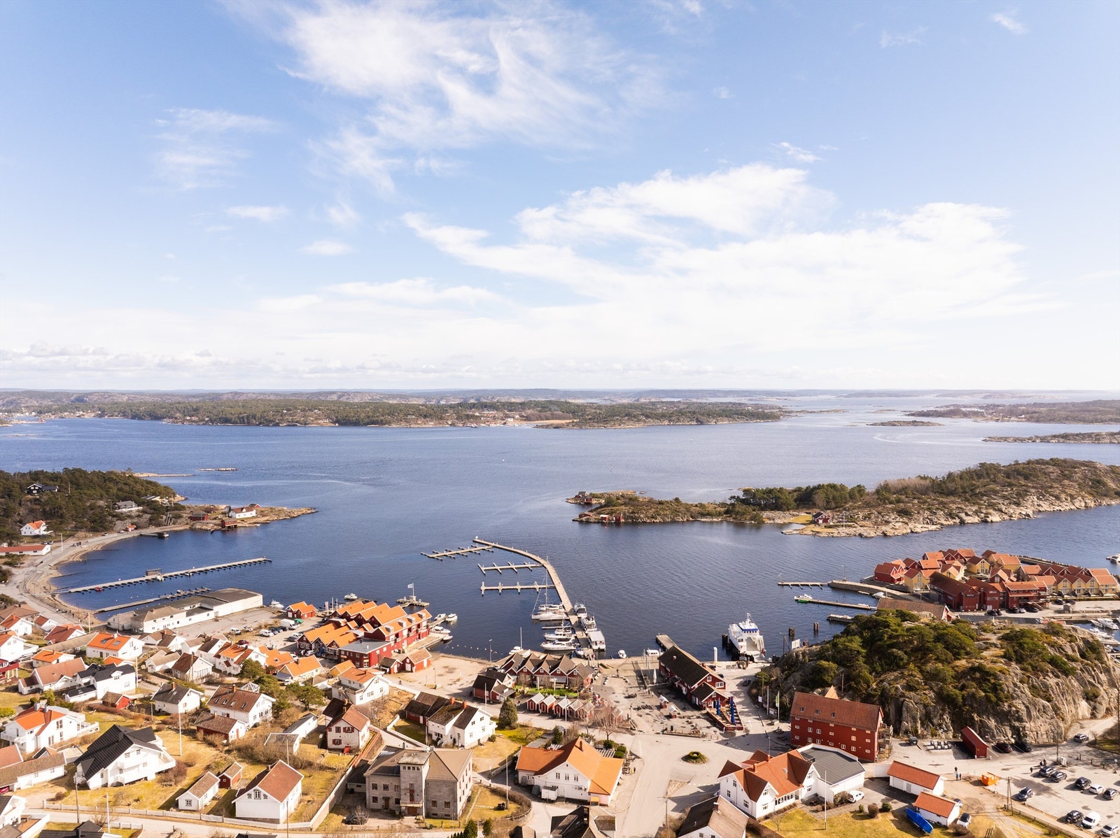 På Skjærhalden finner du flere helårs-åpne forretninger og hyggelige spisesteder. Bystranden med flytende badstue er også verdt gjentatte besøk. Galleribilde
