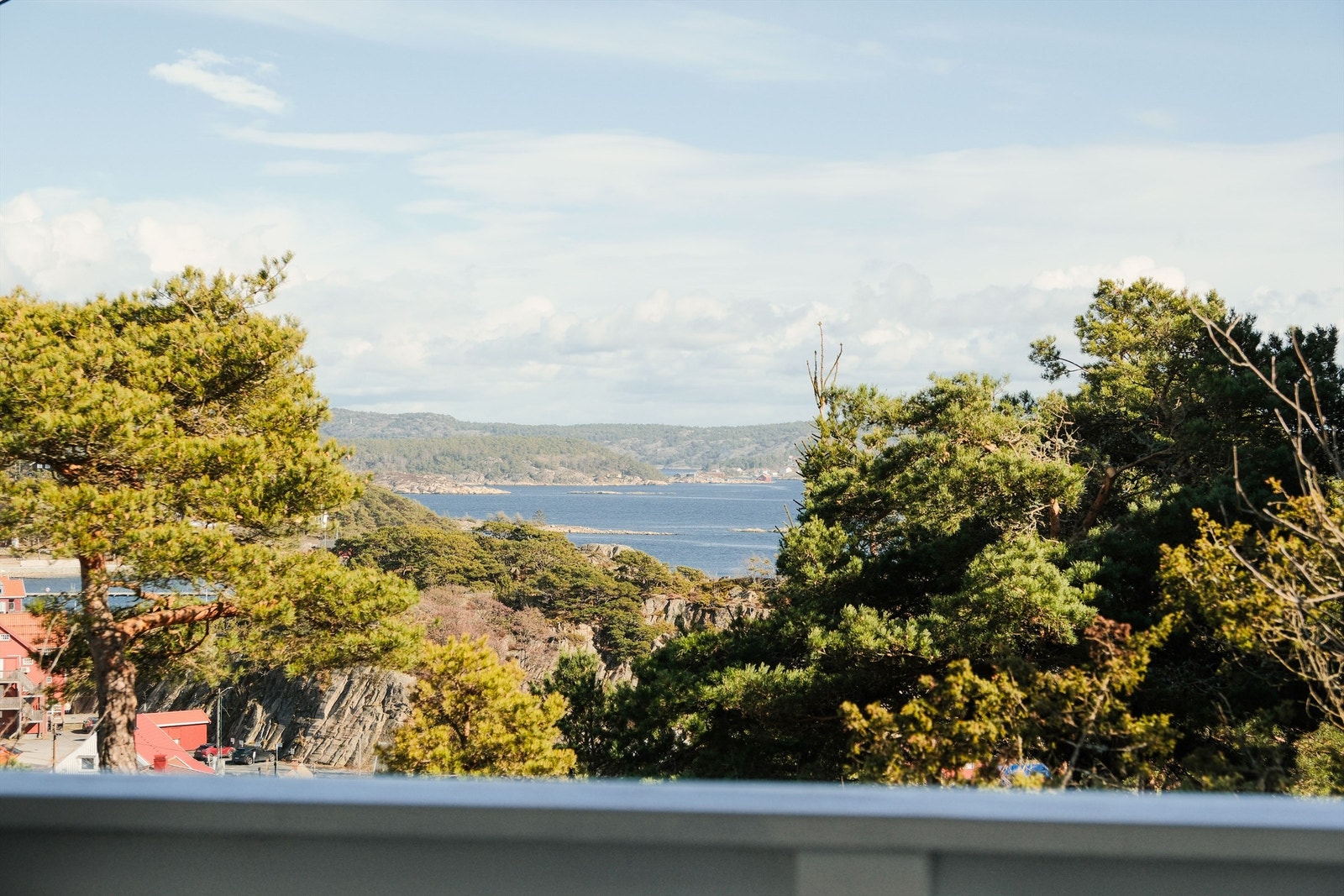 Boligen er høytliggende på Hvileberget ovenfor Skjærhalden, med flott utsikt over sjøen til blant annet Nordre og Søndre Sandøy.
Fotograf; Kristoffer Kristiansen. Galleribilde