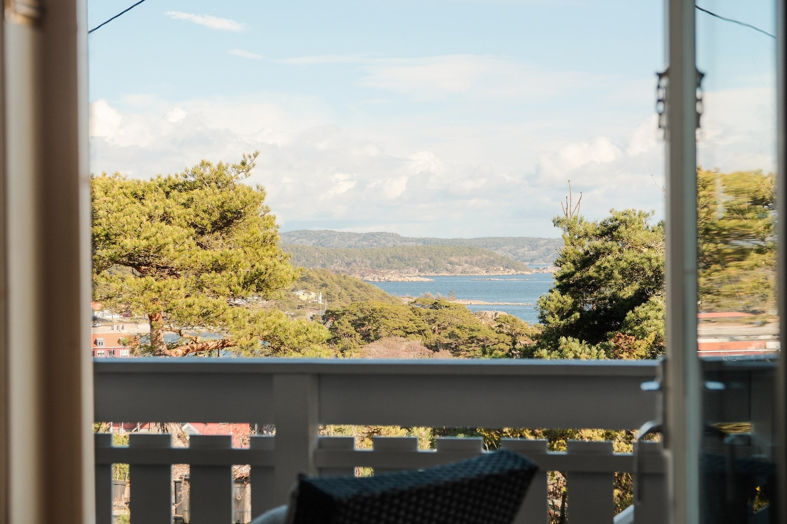 På godværsdager sommerstid er verandaen i andre etasje et perfekt sted for morgenkaffen, med utsyn til båtlivet. Galleribilde
