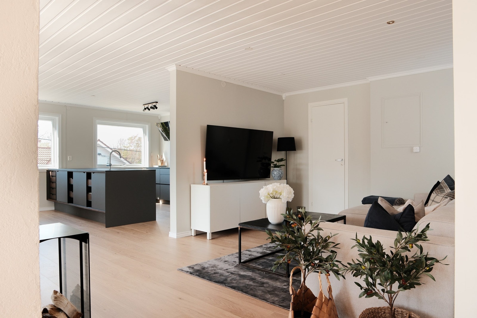 I tillegg til det nye kjøkkenet er stuen også utvidet med ny TV-krok. Denne er etablert på areal hvor det tidligere var blant annet kjølerom tilknyttet kjøkkenet. Galleribilde