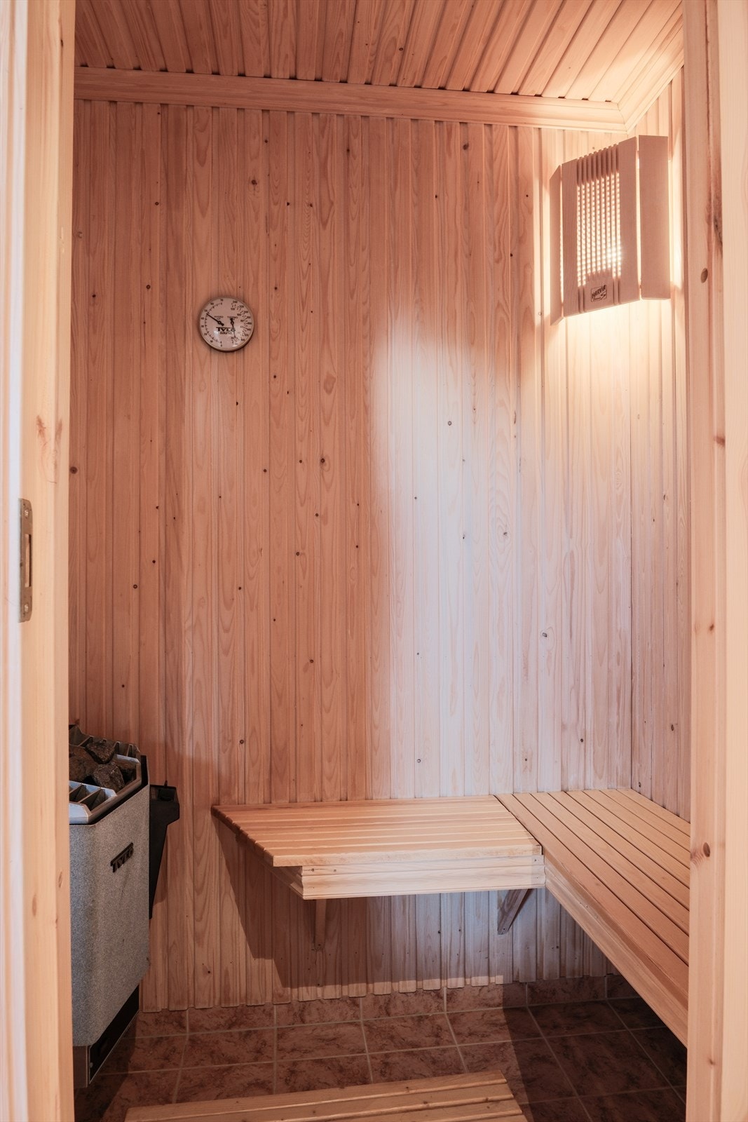 Badstue inngår på badet. Her kan du bokstavelig talt finne varmen på hustrige dager. Galleribilde