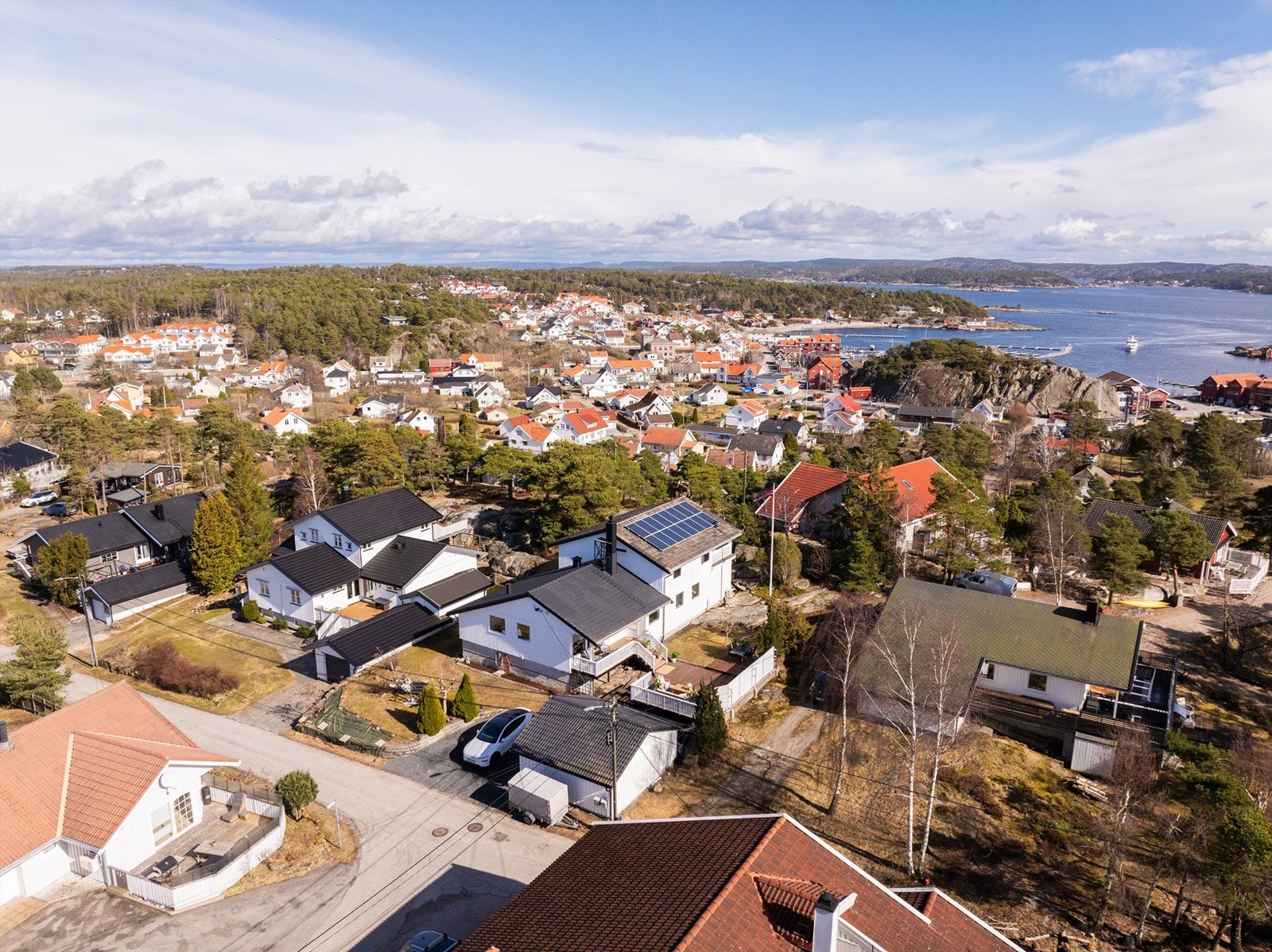 Garasjen har oppstillingsmulighet for én bil og inneholder også en stor bod. Galleribilde