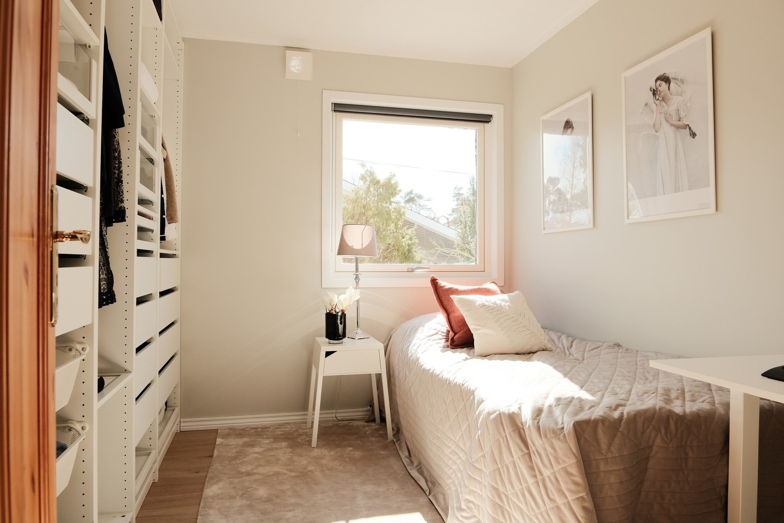 Begge eksisterende soverom er pusset opp, dette også utstyrt med garderobeinnredning i serien Pax fra IKEA som gjør det mulig å benytte rommet som walk-in closet. Galleribilde