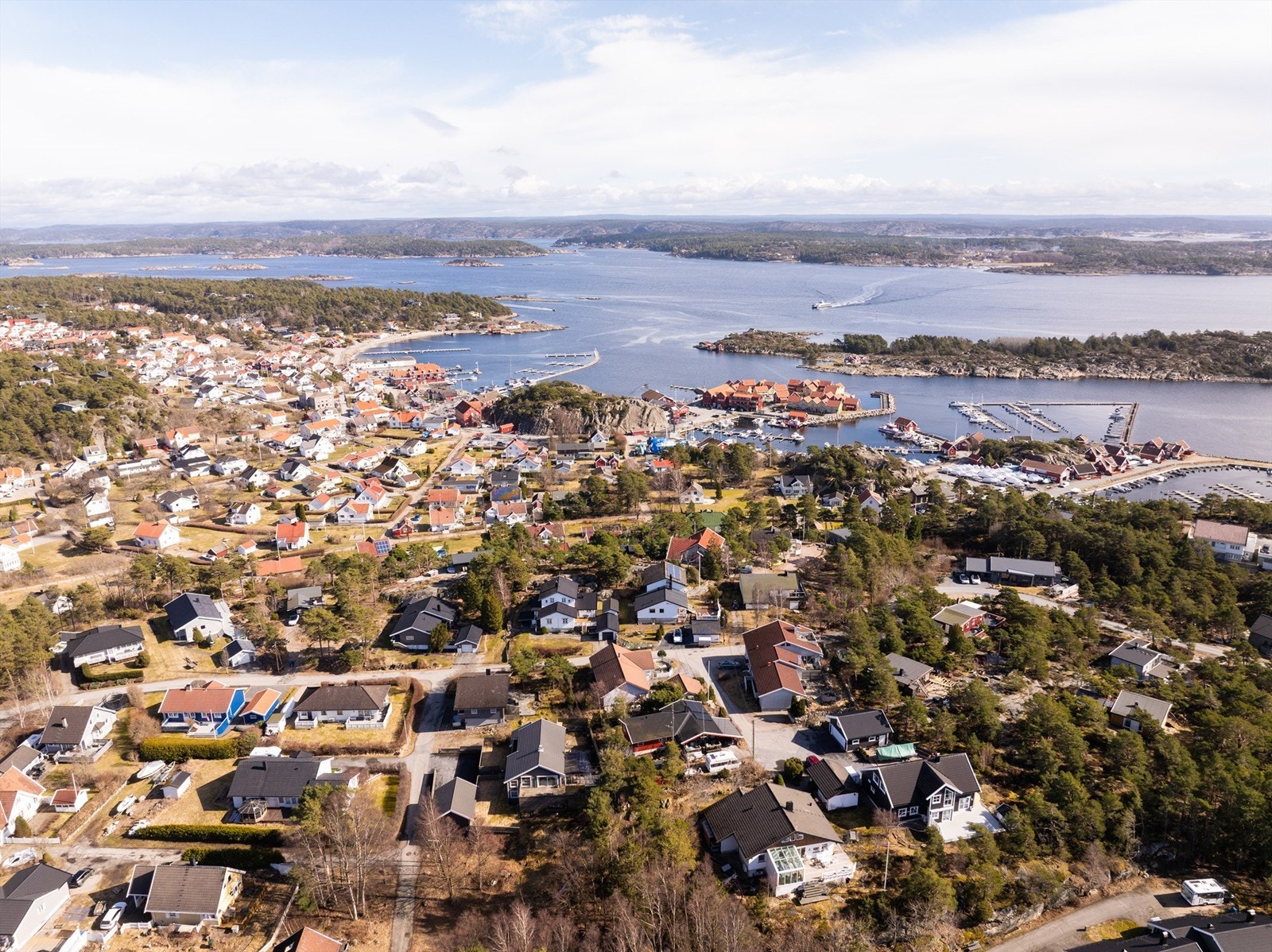Fra Hvileberget kan du nærmest gå rett ut i skog og mark. Fra enden av gaten går det snarvei gjennom skogen ned til båthavna på Skjærhalden. Galleribilde