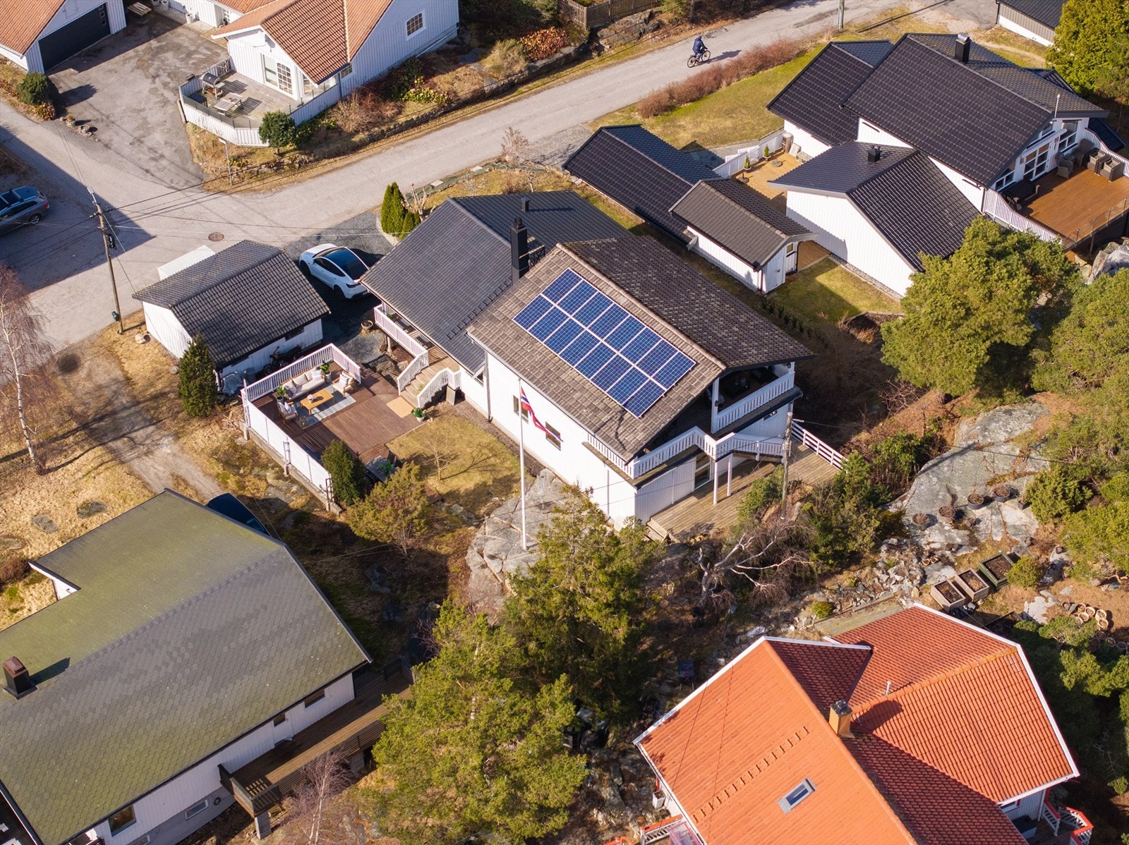 Siden 2022 er boligen tilført vesentlige påkostninger, utvendig som innvendig. Fasaden ble i 2025 malt hvit med to strøk Drygolin Pluss oljedekkbeis som er meget værbestandig. Galleribilde