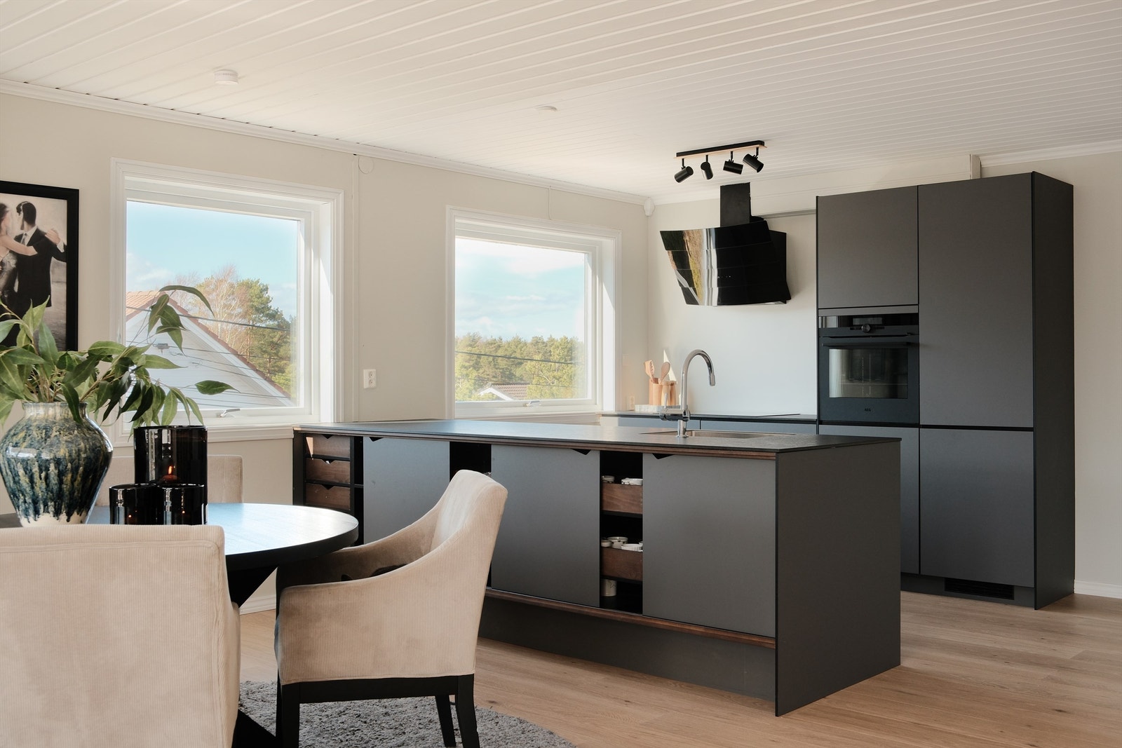 Kjøkkeninnredningen er en stilsikker løsning fra Kvik som kombinerer dansk design med funksjonalitet. Galleribilde