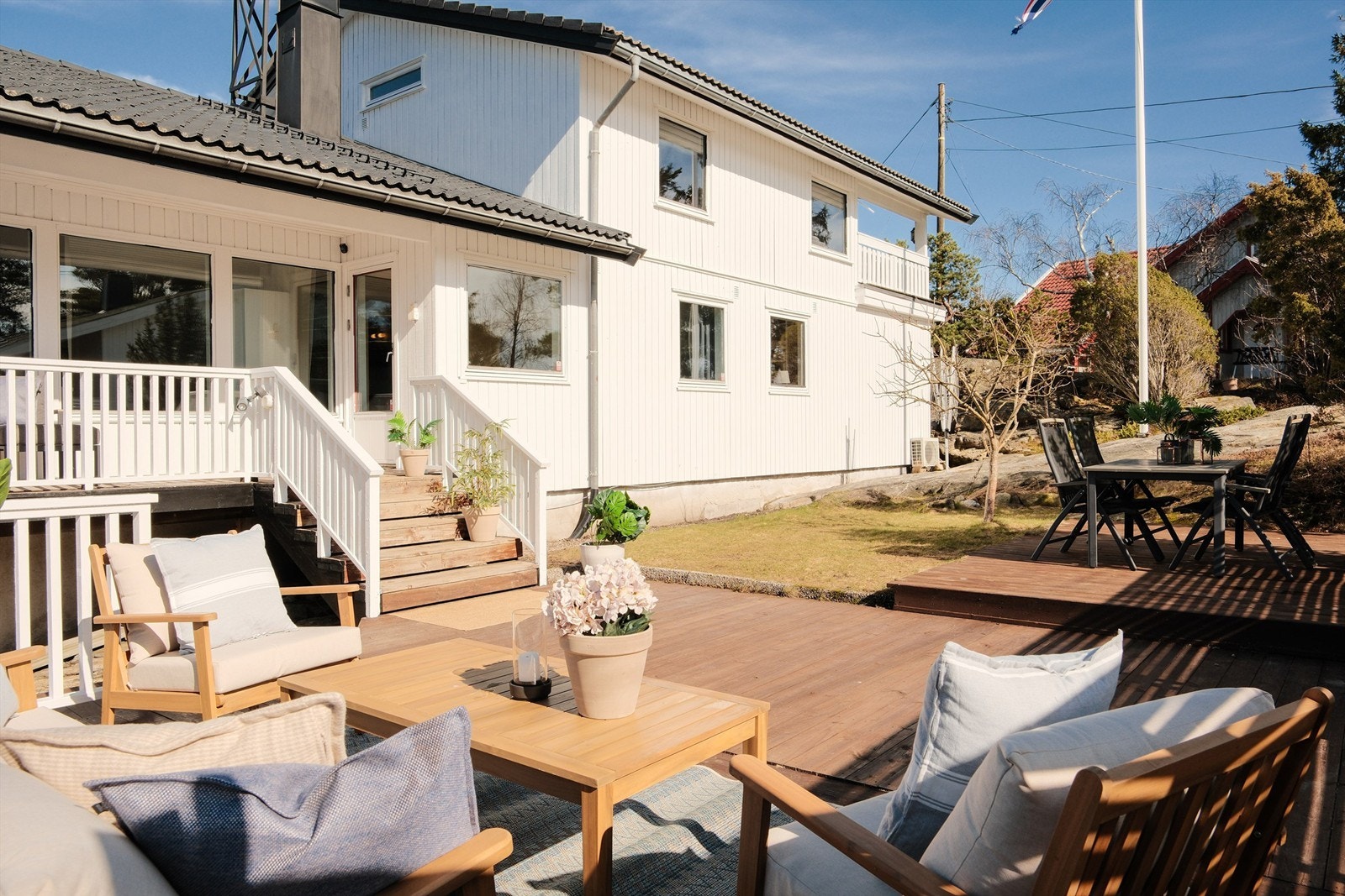 På den solfylte sydsiden finnes både en stor platting og ytterligere en veranda, tilknyttet stuen i første etasje. Galleribilde