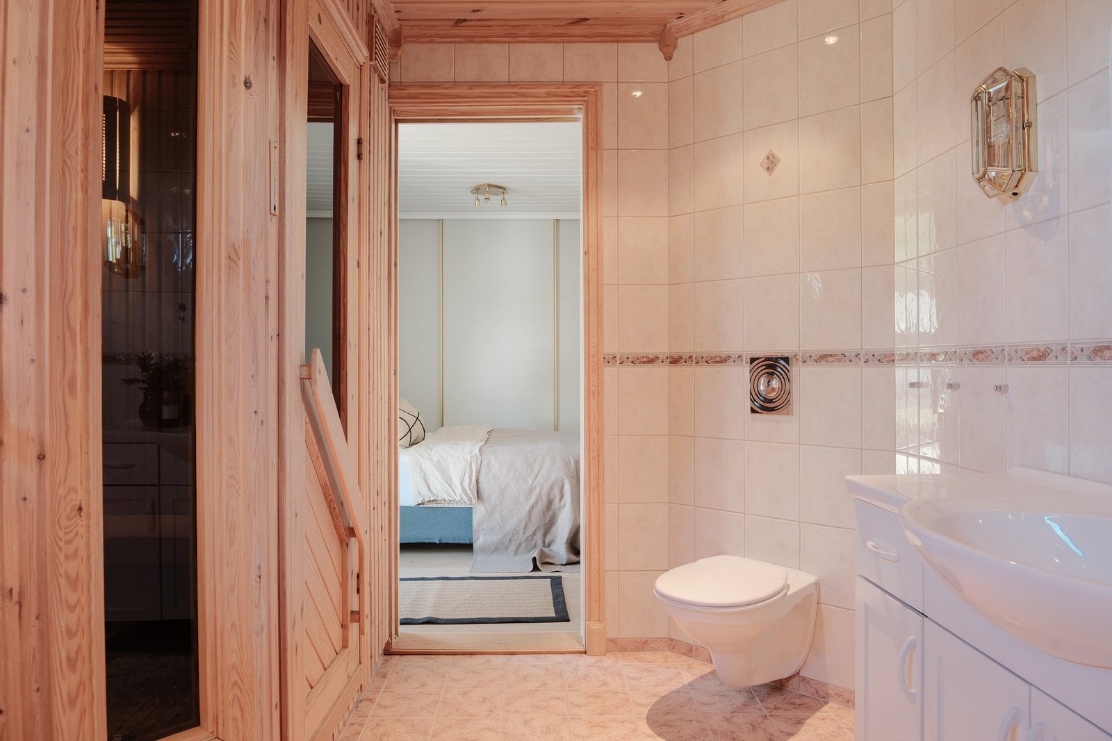 Badet er tilknyttet hovedsoverommet. Muligheten til å gå rett inn på eget, stort bad oppleves som en aldri så liten luksus i hverdagen. Galleribilde