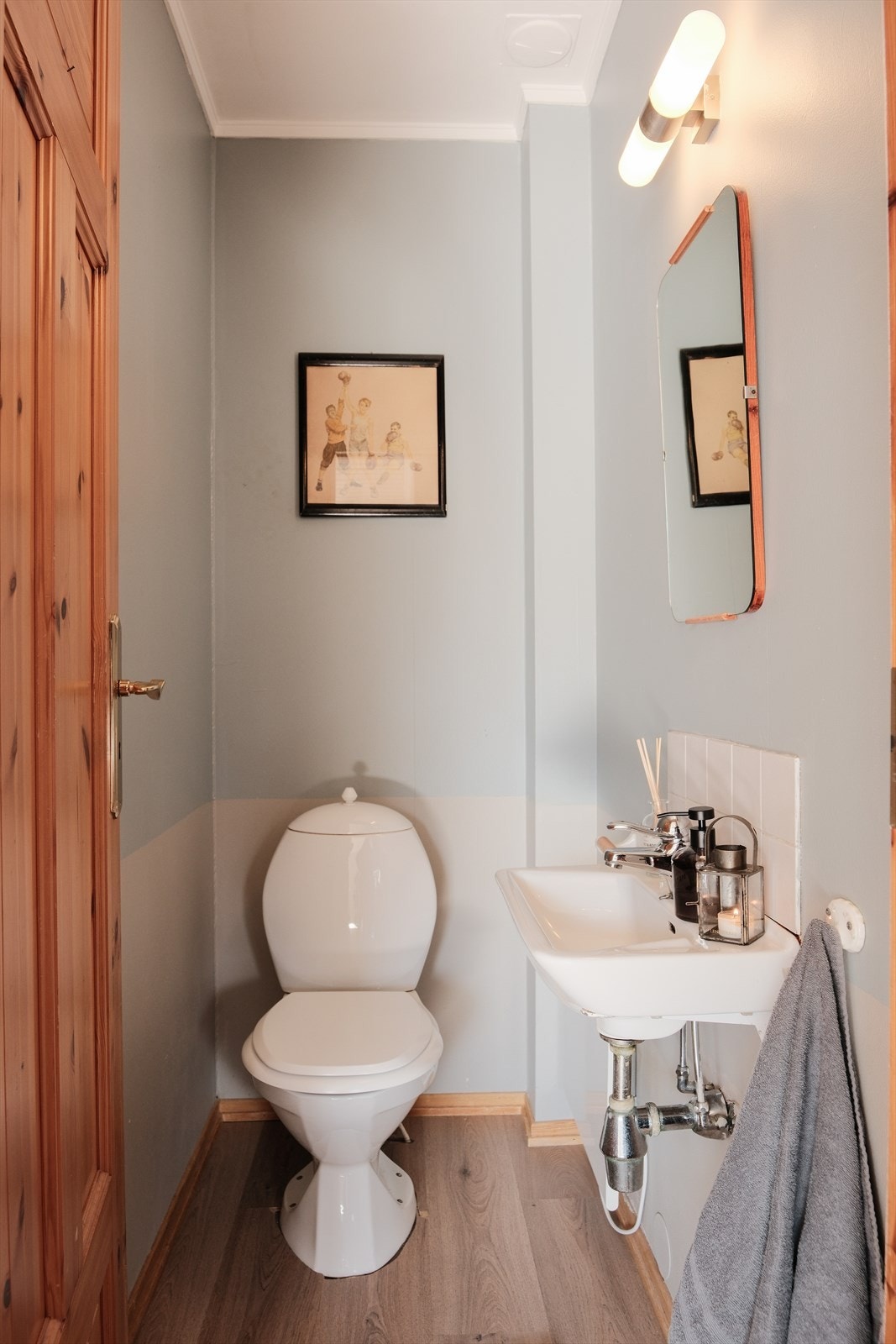 Mens badet er tilknyttet hovedsoverommet er toalettrommet lett tilgjengelig fra gangen mellom soverommene. Galleribilde