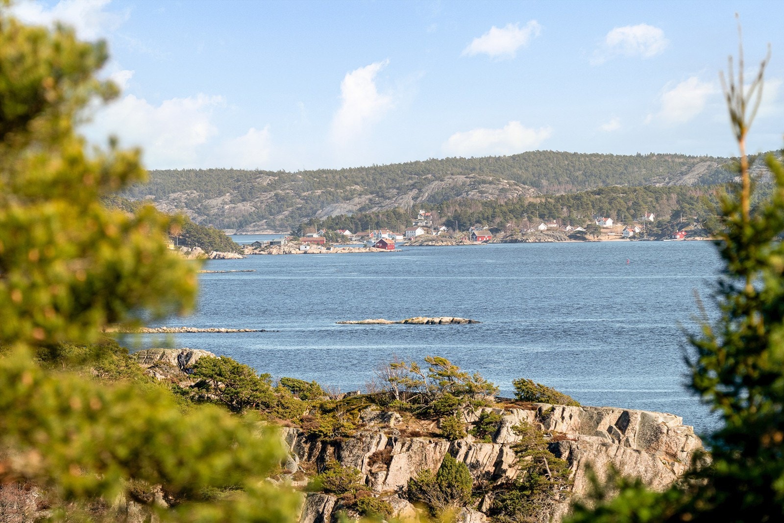 Utsikt fra verandaen til Gravningsund mellom Nordre og Søndre Sandøy - fremhevet med zoom. Galleribilde