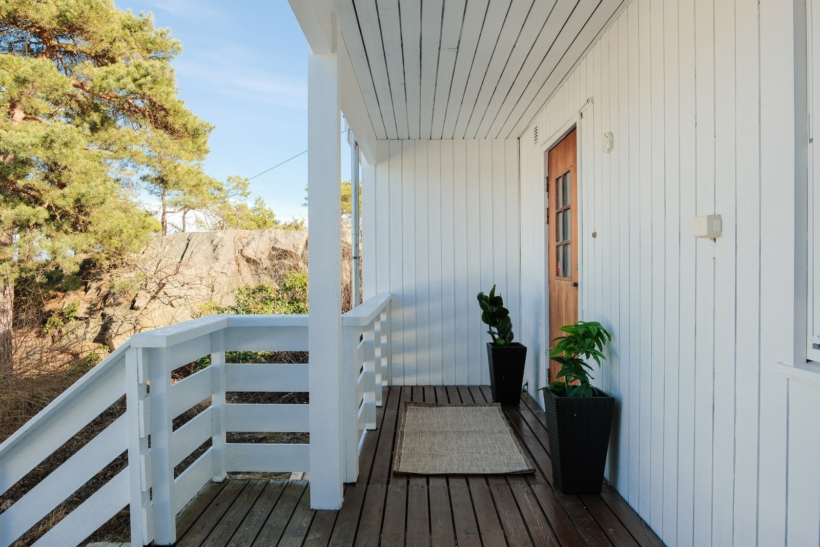 Inngangspartiet er på boligens nordre side - godt skjermet fra sørvesten. På denne siden er det sen kveldssol sommerstid. Galleribilde