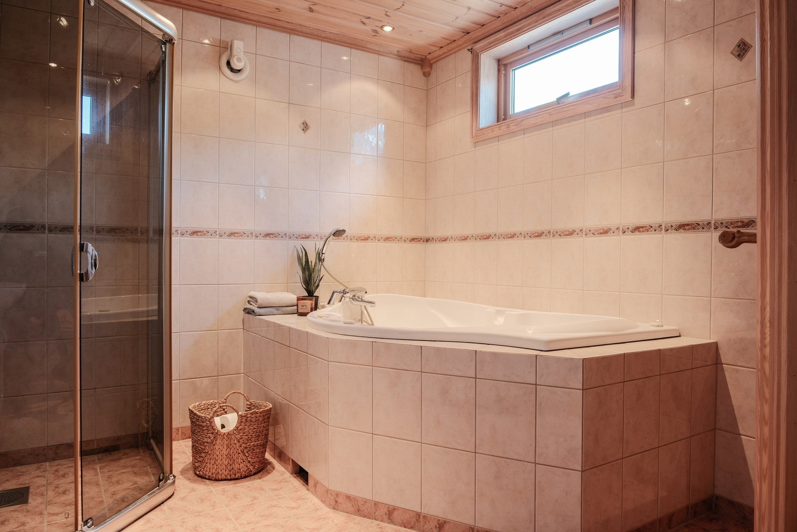 Med både dusj og badekar byr badet på valgfrihet. Dusjhjørnet inneholder både hånddusj, regndusj og dyser. Galleribilde