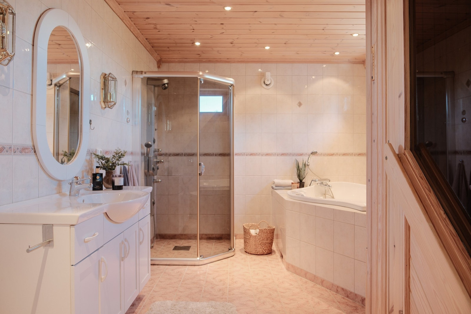 Badet er fra rundt 2005 og av et generøst format - med badstue. Baderomsmøblene er malt i senere år. Galleribilde