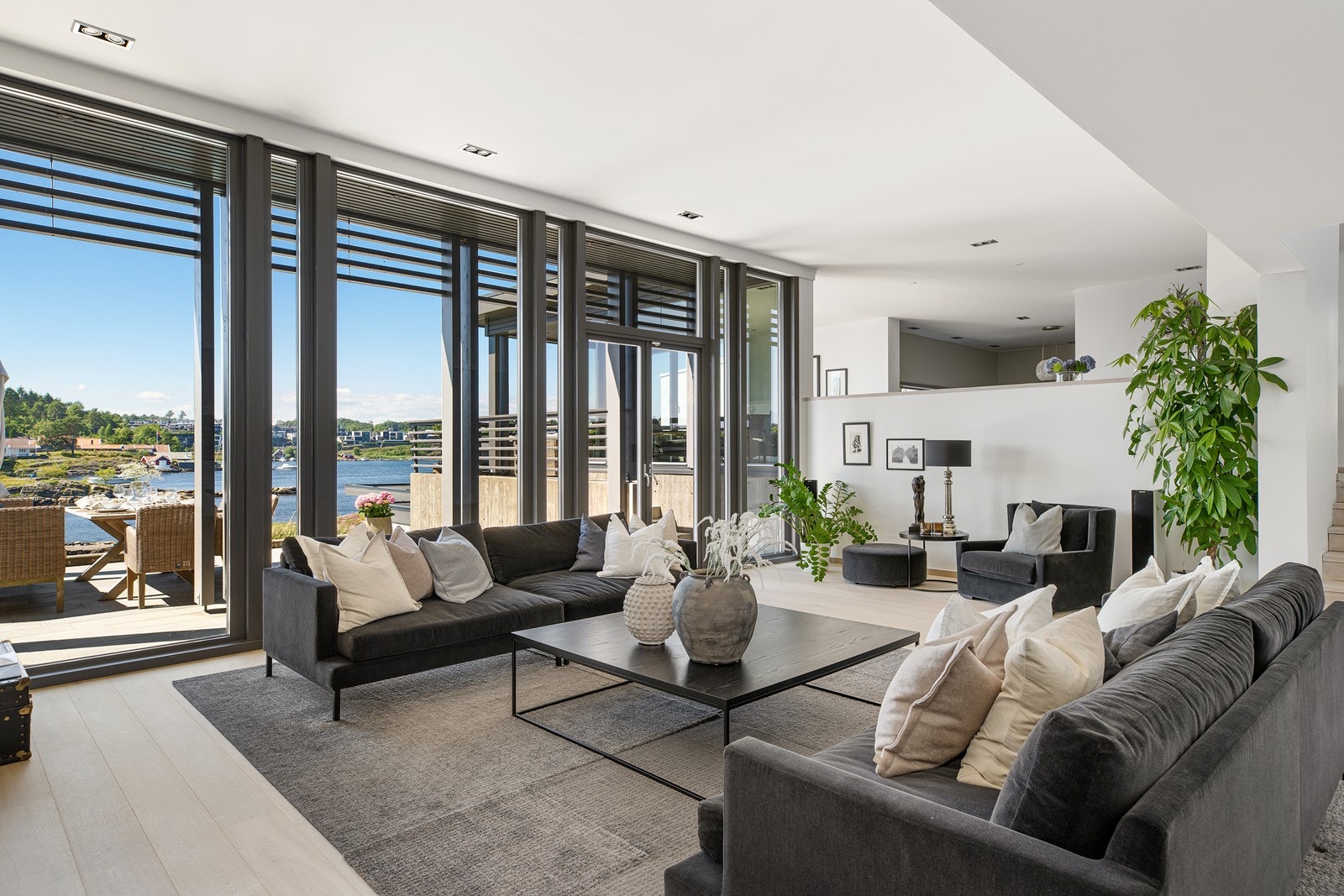 Store vinduer som slipper inn rikelig med naturlig lys og skaper en lys og luftig atmosfære Galleribilde