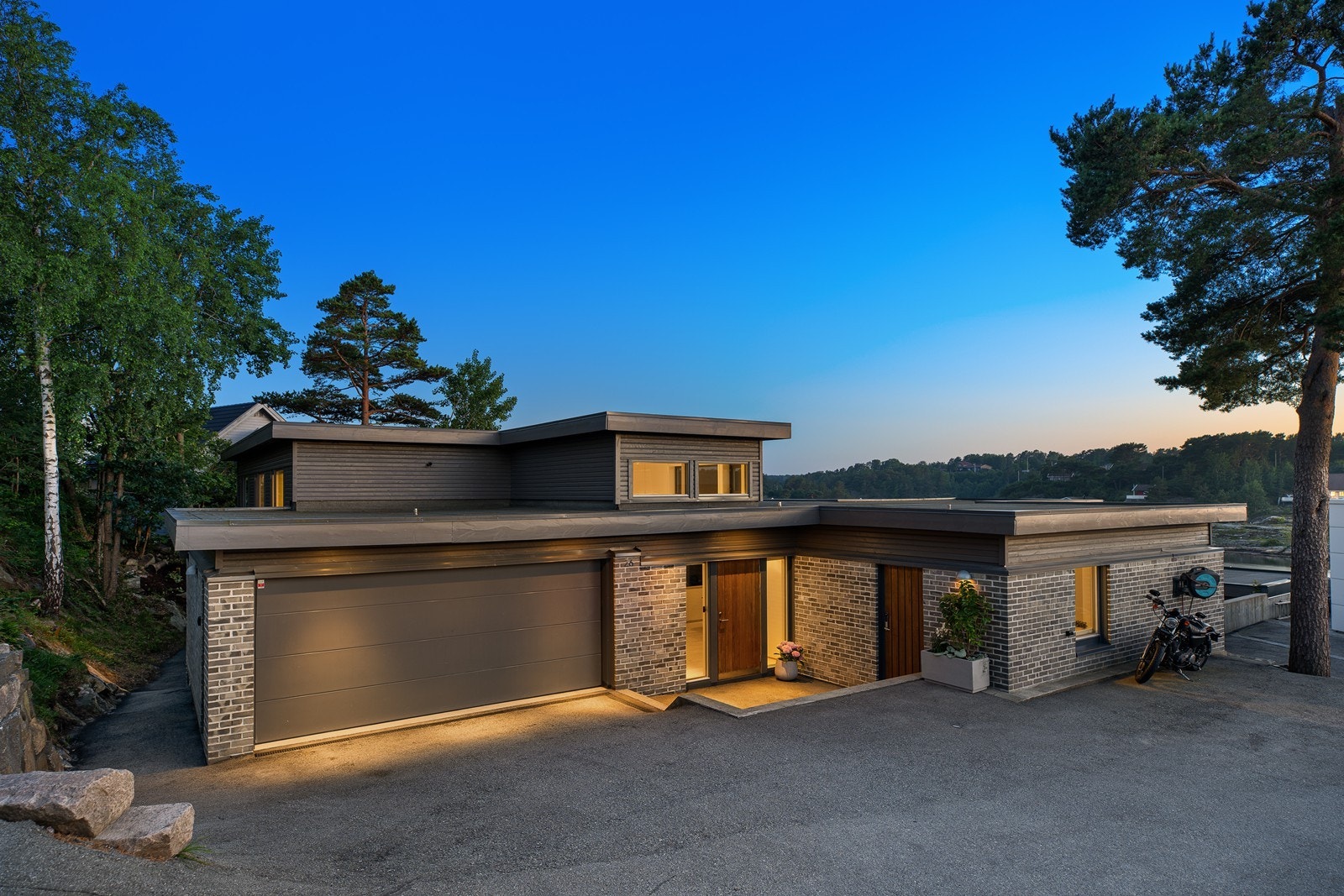 Inngangsparti. Parkering i dobbelgarasje samt på gårdsplass Galleribilde