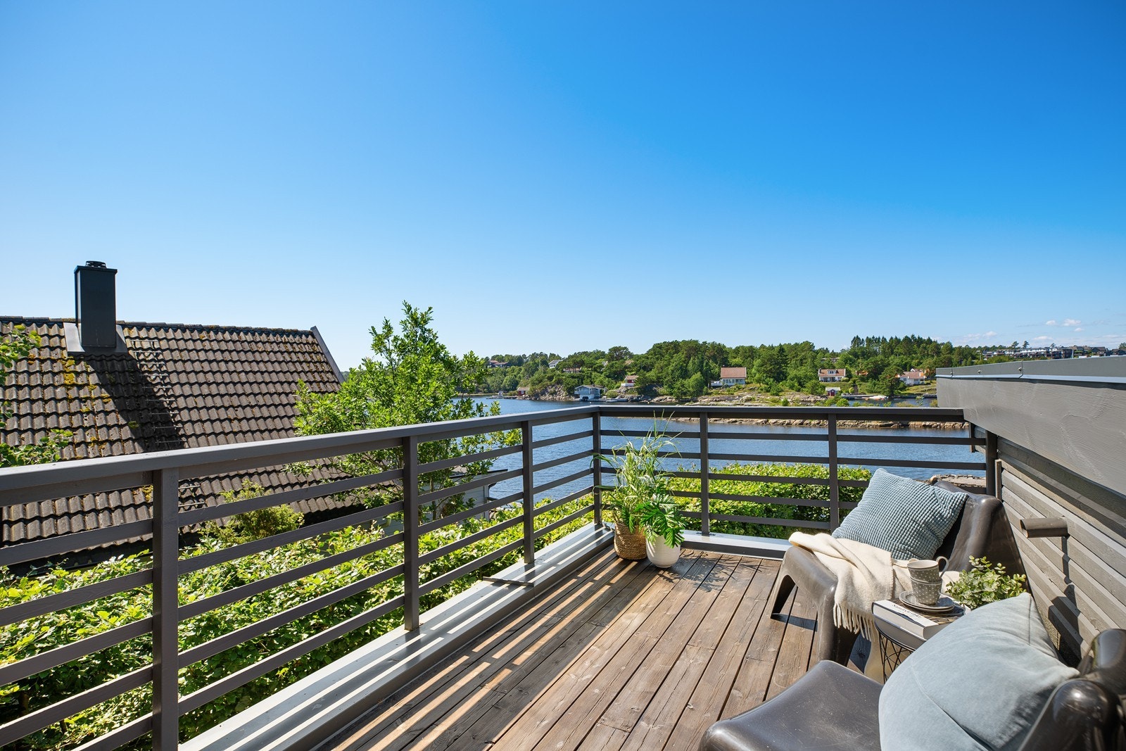 Lun og koselig terrasse med lekker utsikt og god plass til å etablere sittegruppe Galleribilde