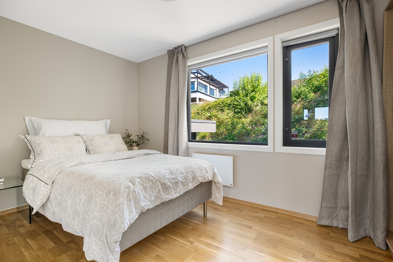 Etasjens siste soverom er av god størrelse med plass til dobbeltseng og annet ønskelig møblement Galleribilde