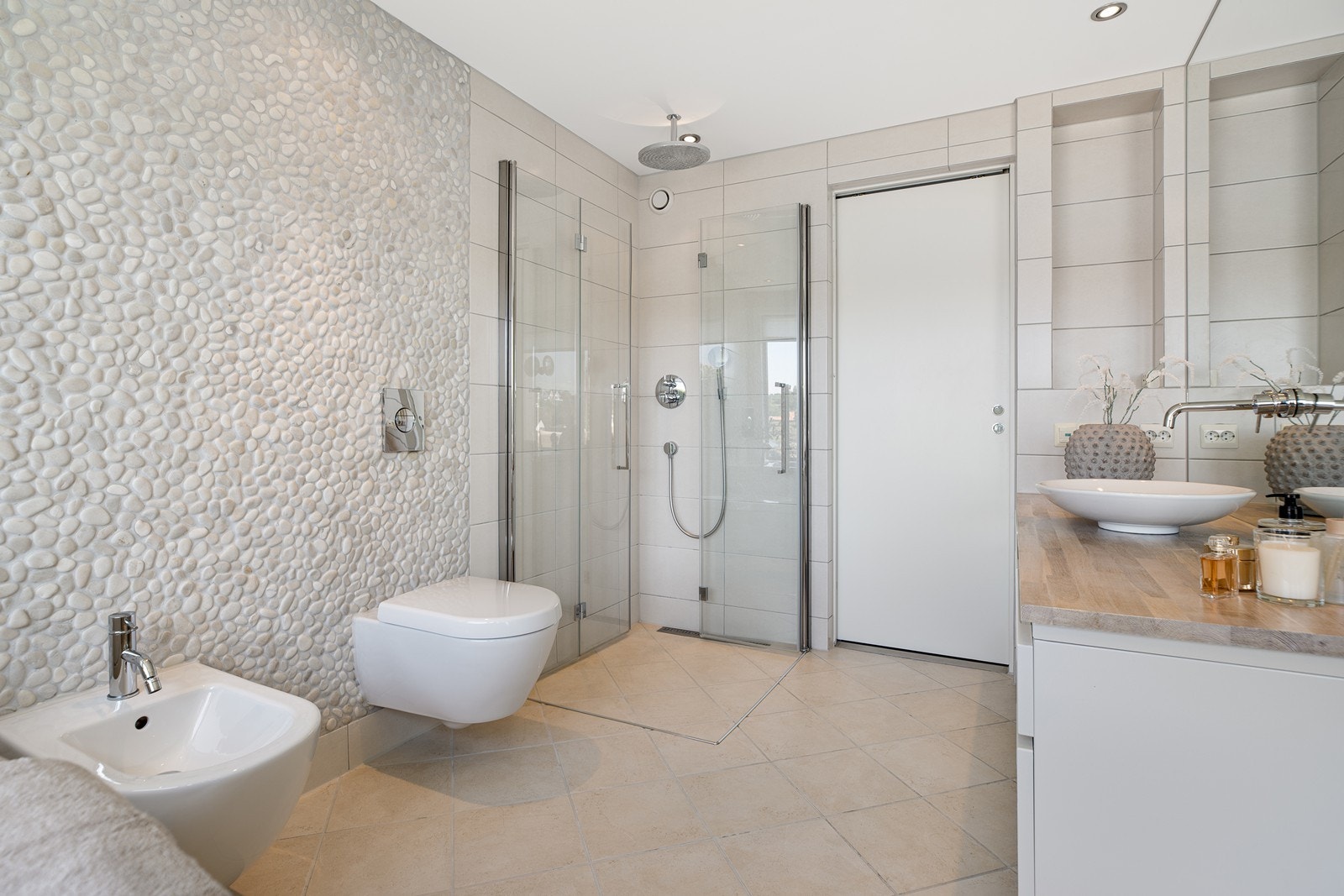 Badet er innredet med vegghengt toalett, bidé, badekar med nydelig utsikt, dusjhjørne med innfellbare dører og servant med skuffesystem Galleribilde