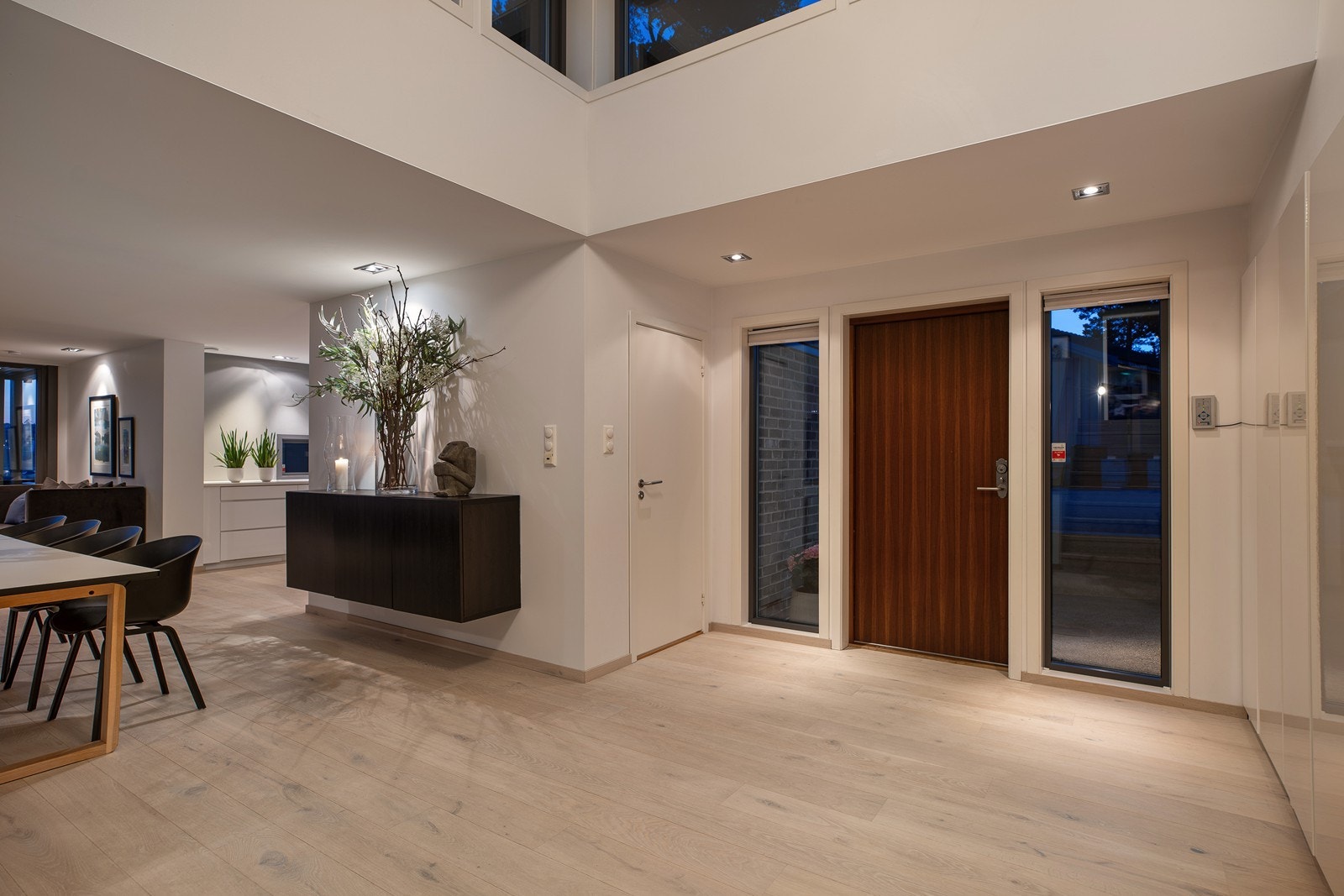 Boligen har en praktisk inngang som fører direkte inn til en stor stue med lekre gulv, lyse vegger og spotter i tak Galleribilde