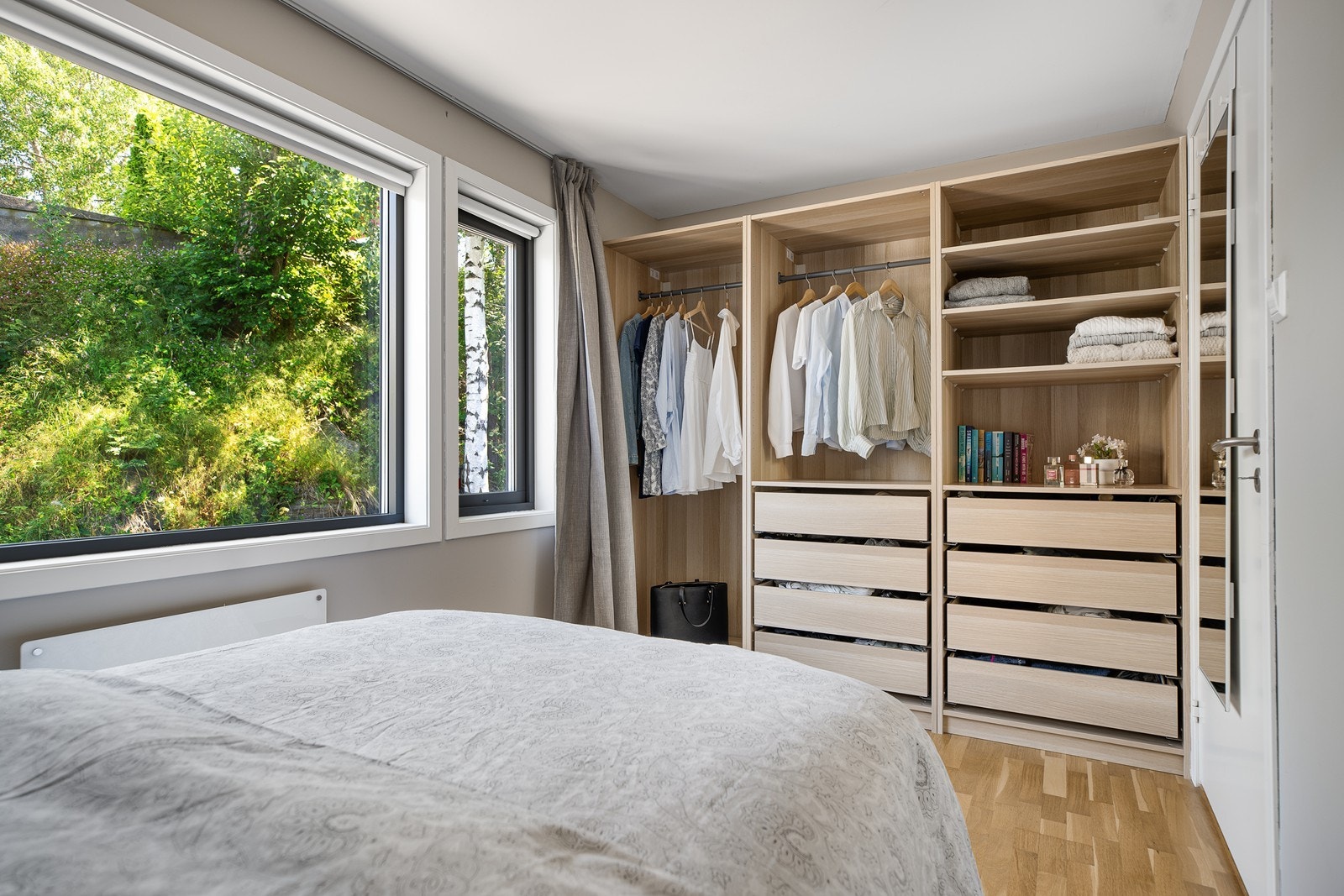 Praktisk garderobeskap gir gode muligheter for oppbevaring av klær og tilbehør Galleribilde