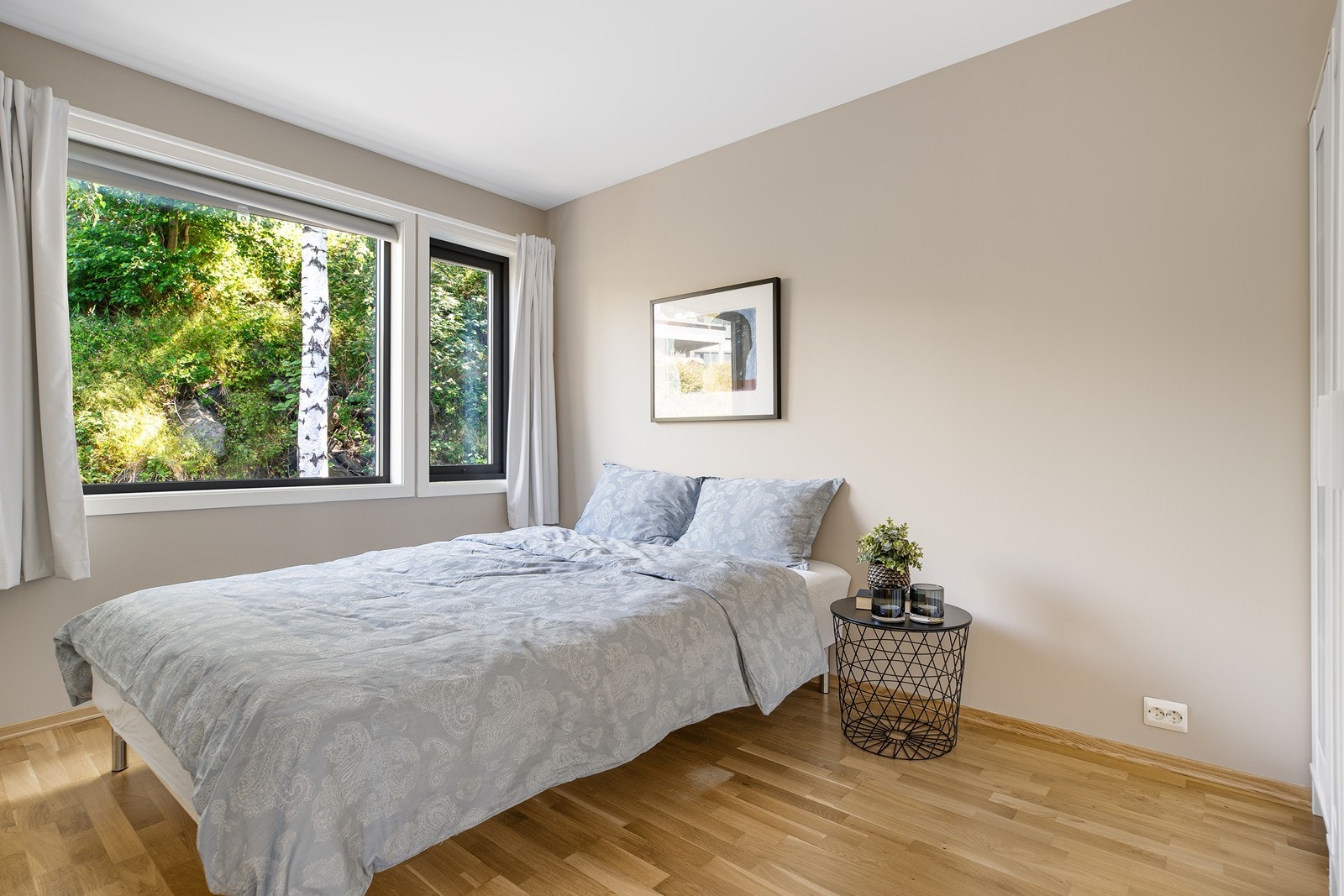 Soverom med store vinduer som sikrer godt innslipp av naturlig lys. Garderobeskap gir godt med oppbevaringsplass Galleribilde