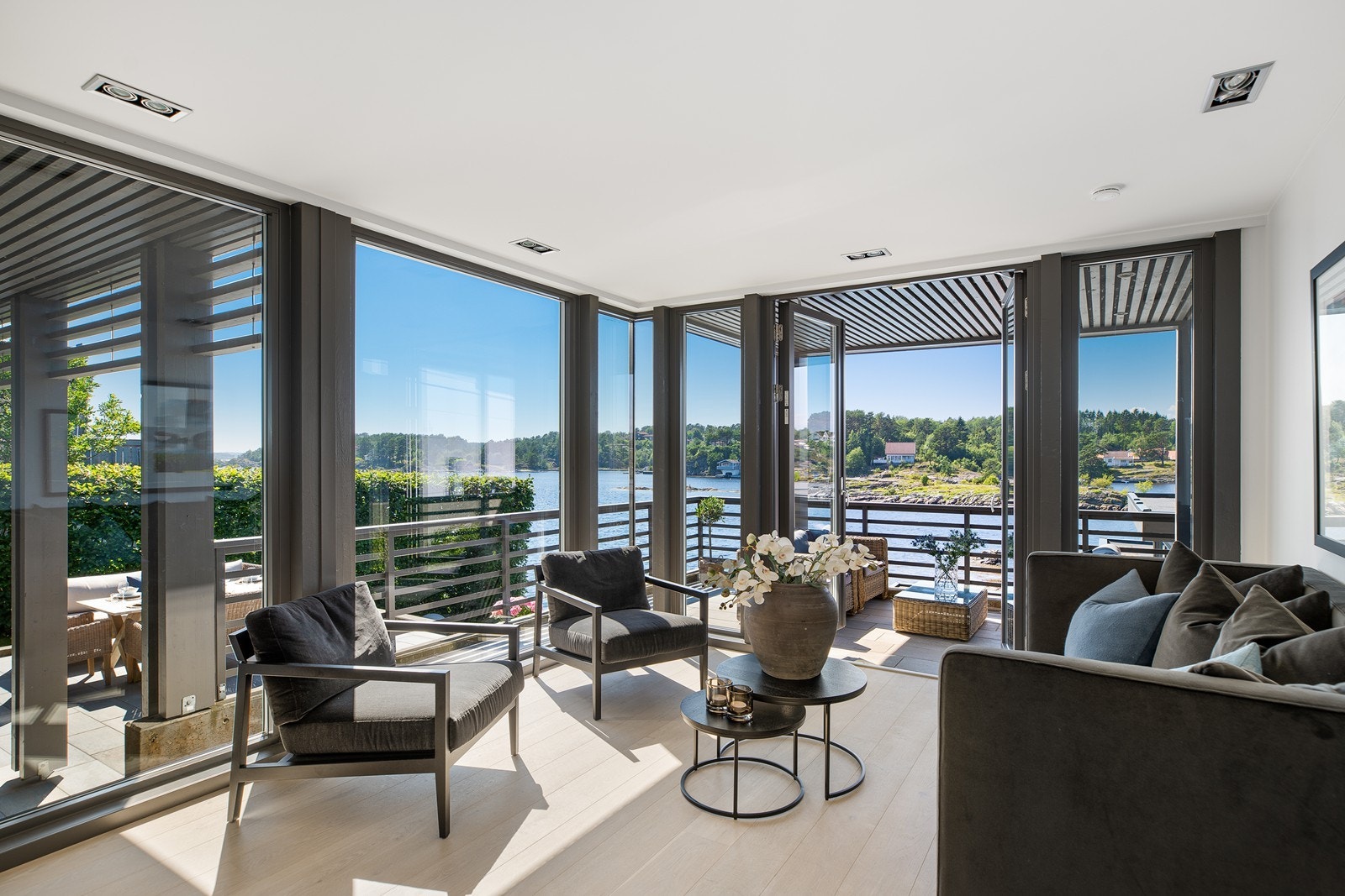 Koselig sittegruppe med egen utgang til kjøkkenhage og terrasse med nydelig utsikt Galleribilde