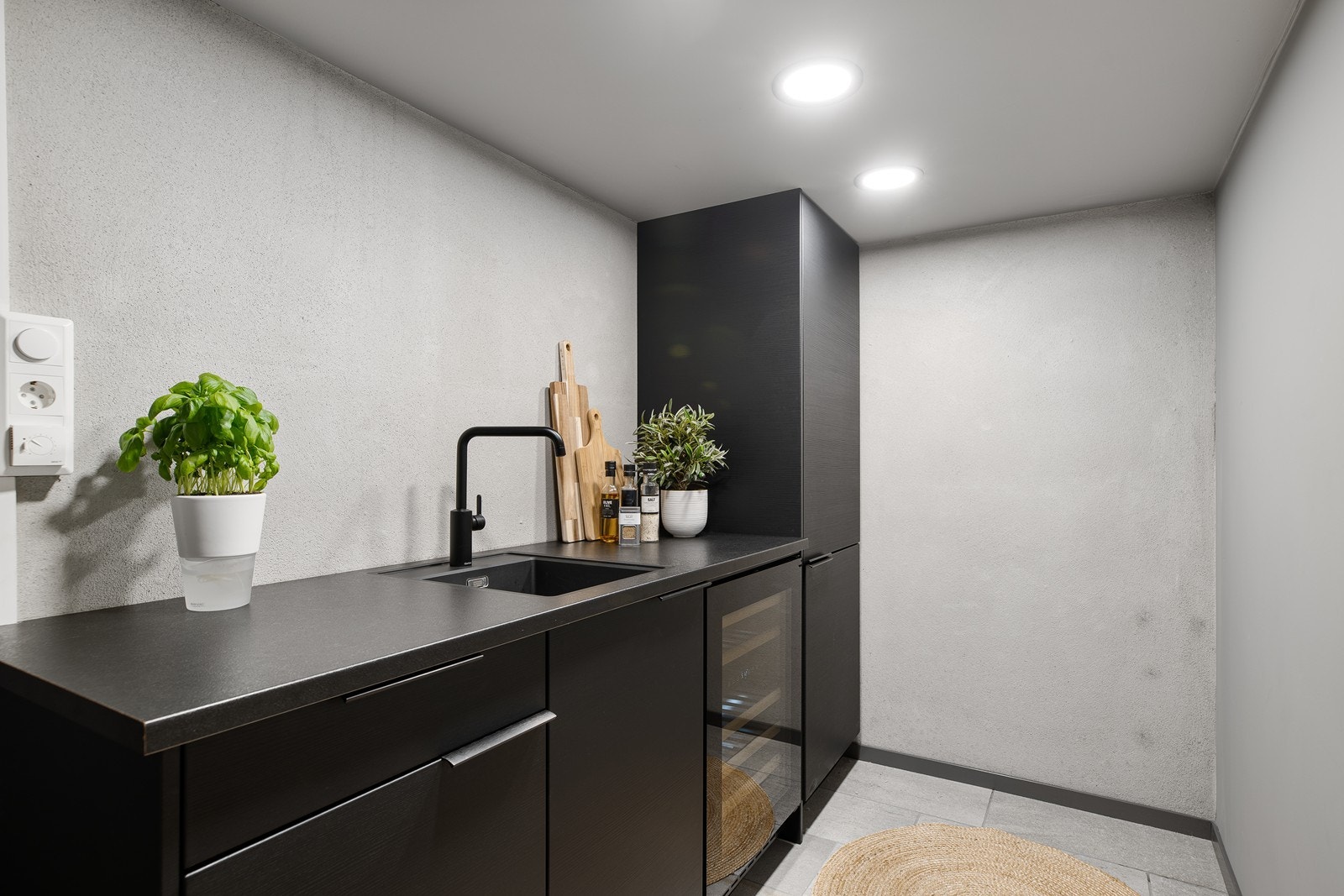 Kjøkken tilhørende hagestuen kan brukes til å forberede lette måltider og snacks mens man er ute ved bassenget Galleribilde