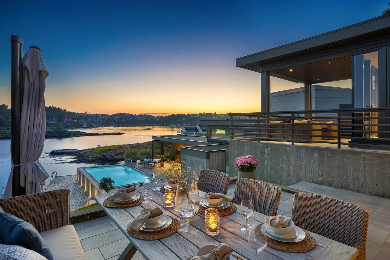 Gode muligheter for å nyte en morgenkaffe eller en middag på den innbydende og solfylte terrassen Galleribilde