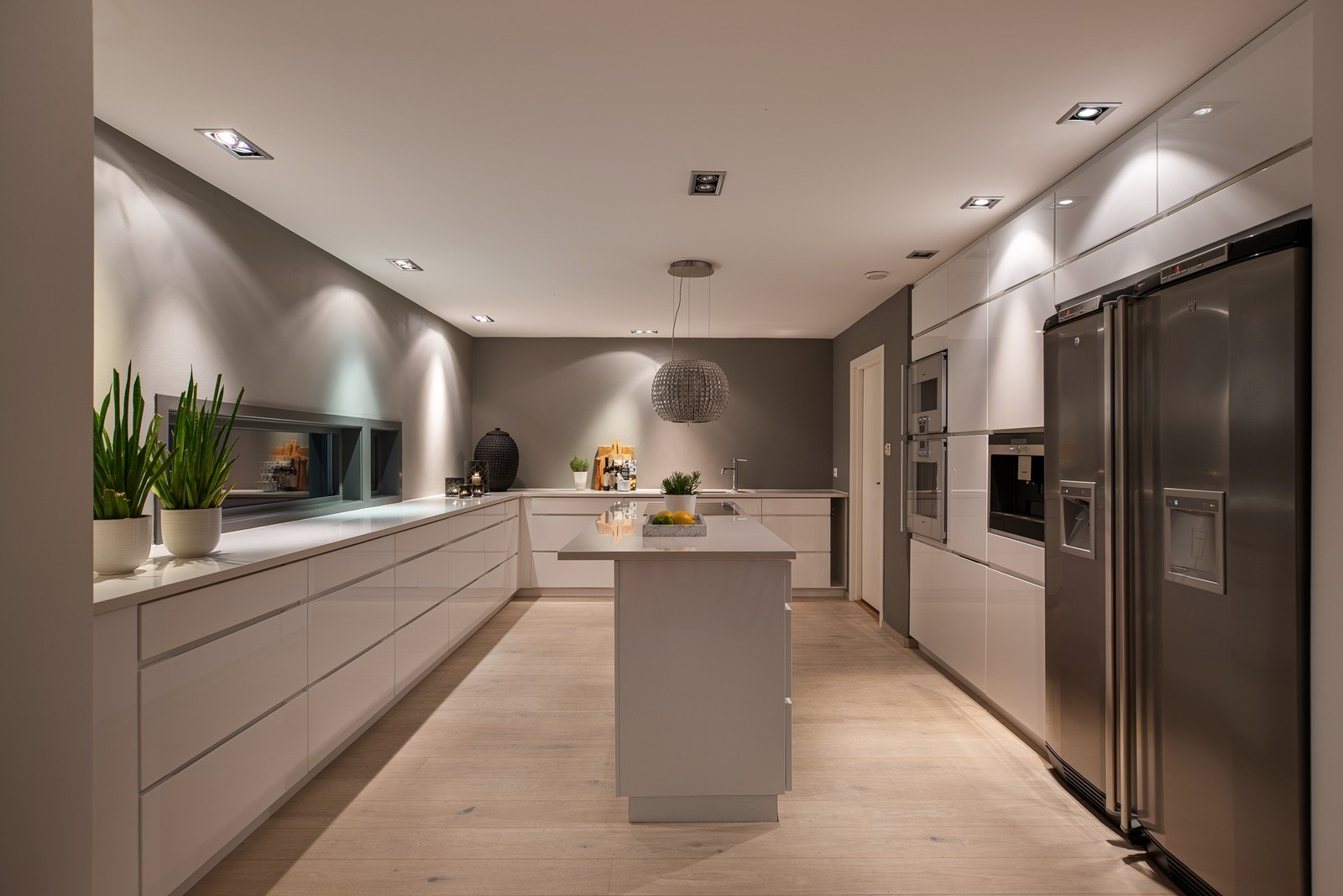 Lekkert og moderne kjøkken levert fra Kvik. Glatte fronter, benkeplate av kompositt og rikelig med oppbevaringsplass Galleribilde