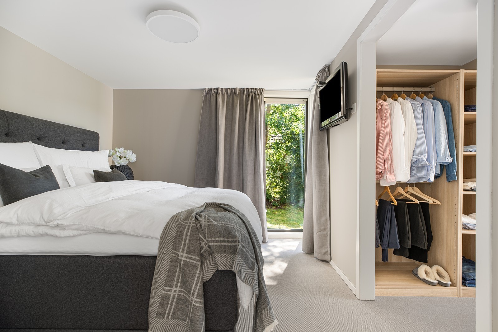 Hovedsoverommet er tidløst innredet med moderne farger på veggene og mykt teppe på gulvet Galleribilde