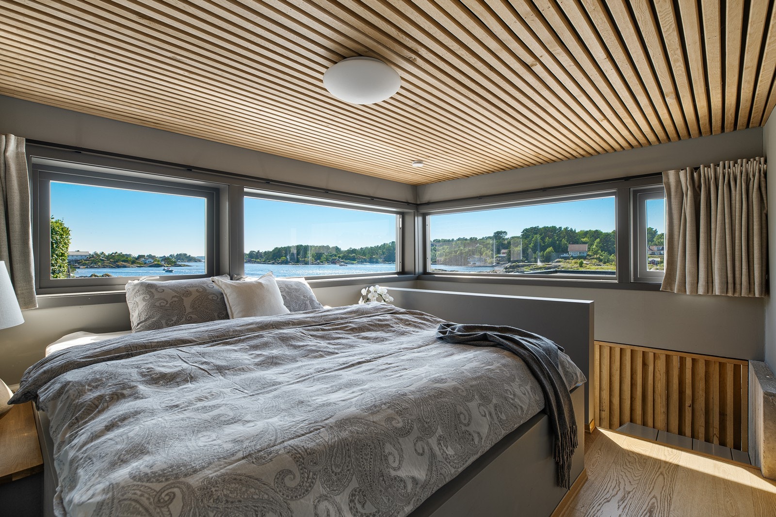 2.etasje i hagestuen er i dag innredet som et lekkert og innbydende soverom med plass til dobbeltseng Galleribilde