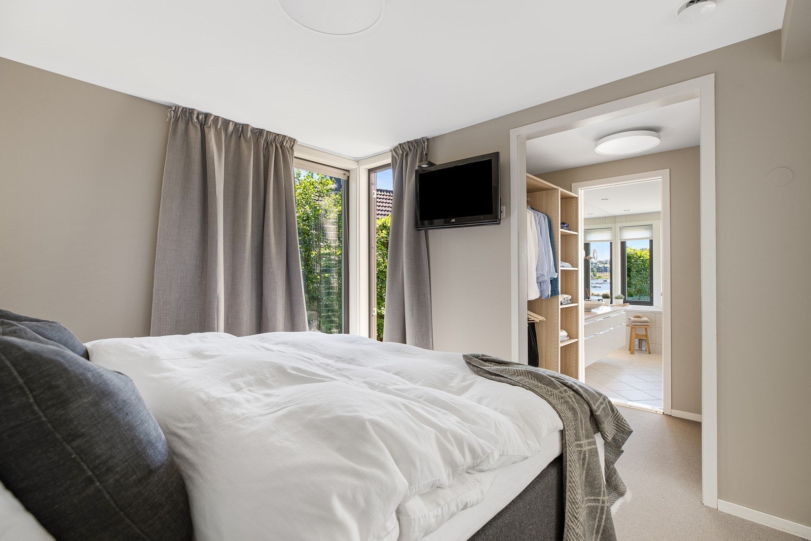 Walk-in closet gir gode lagringsmuligheter for klær og tilbehør Galleribilde