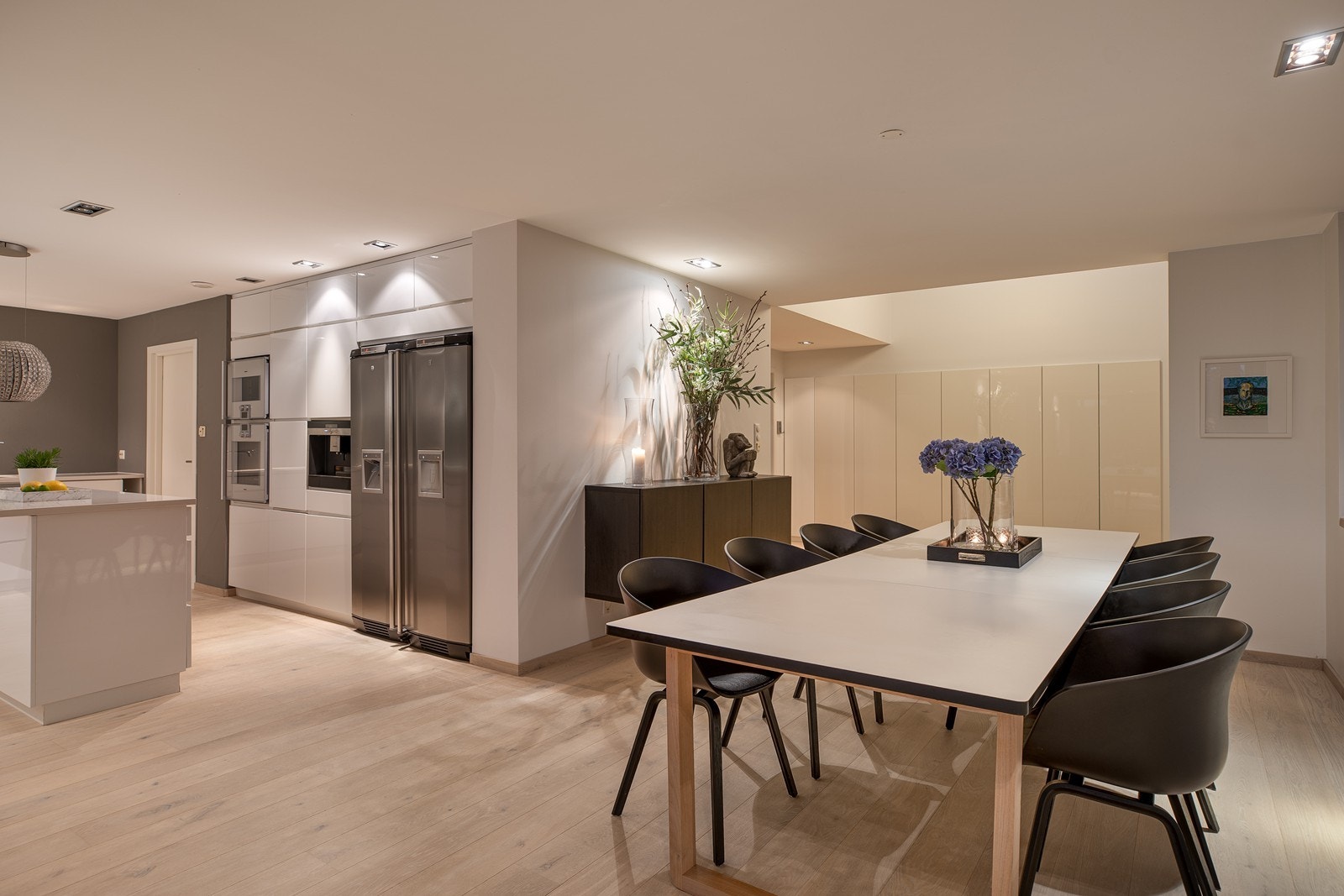 Fra spisegruppen har man god innsikt til kjøkkenet, perfekt for de sosiale kveldene Galleribilde