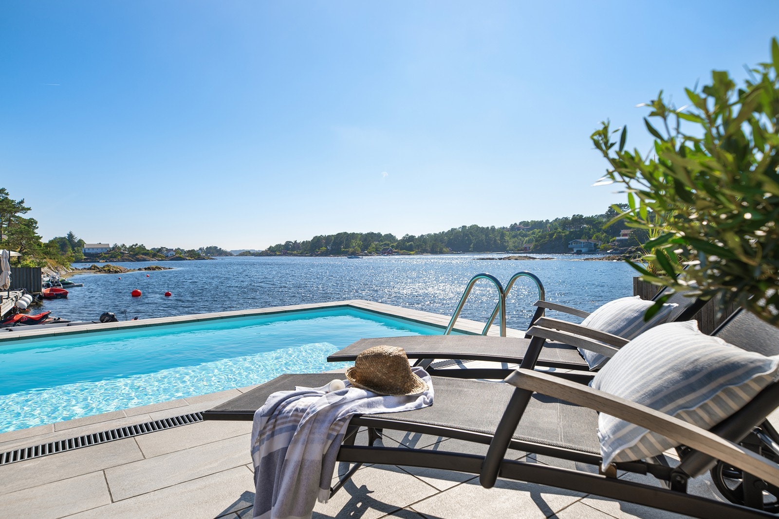 Enestående enebolig i sjøkanten med basseng, bryggeanlegg, hagestue og utleiedel Galleribilde