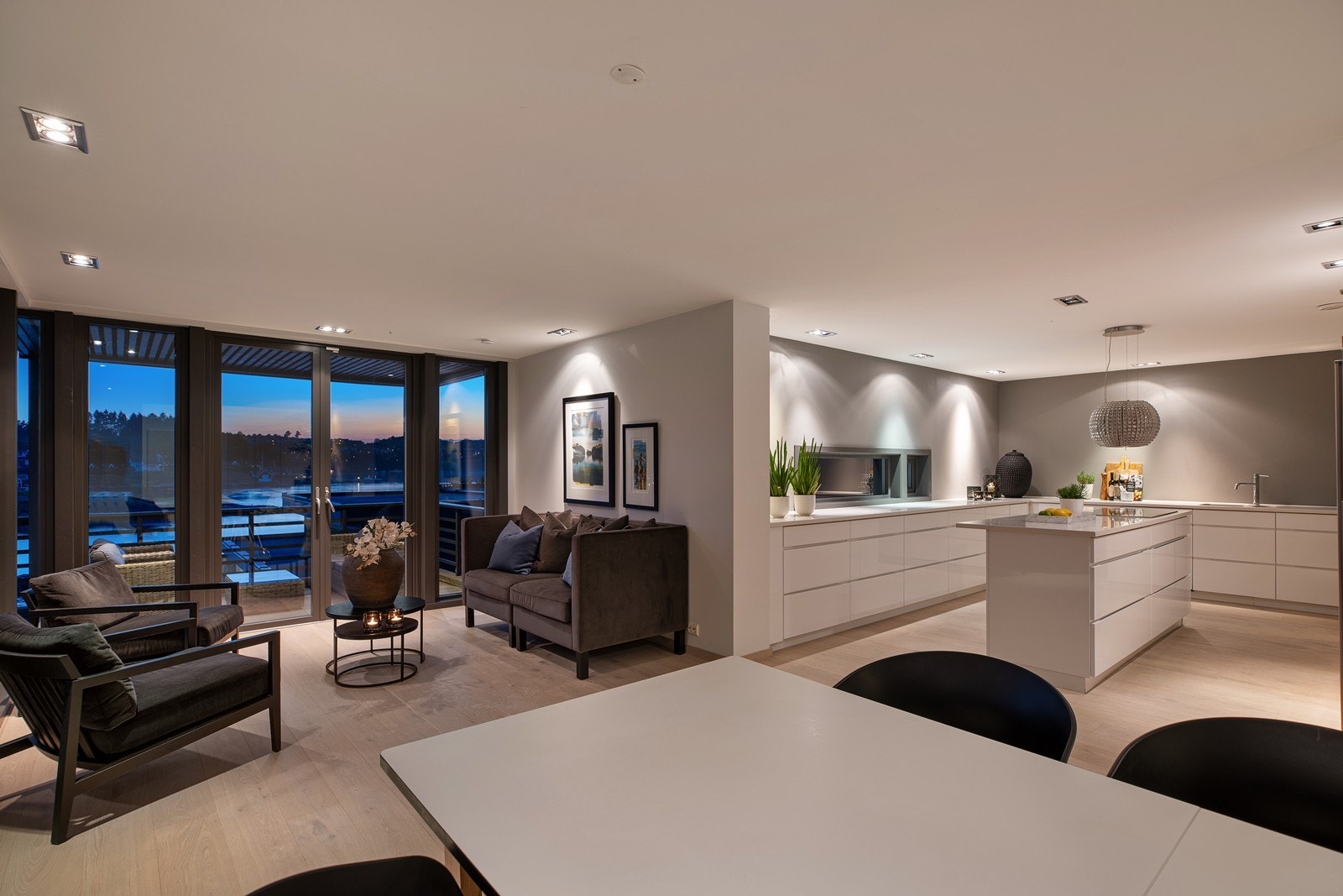 Fra spisestuen har man også en utrolig utsikt over sjøen Galleribilde