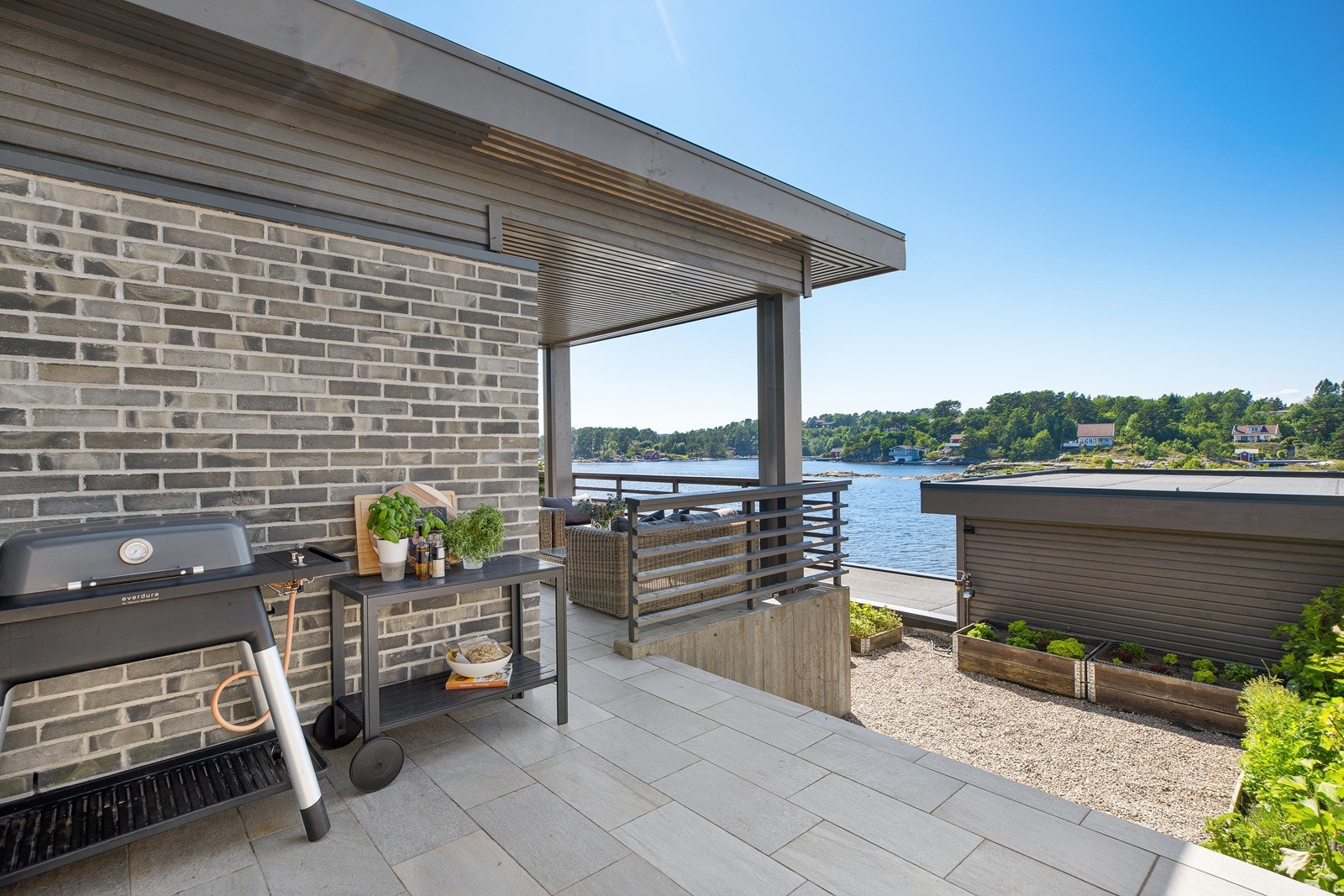 Kjøkkenhage og grillområde med utgang fra kjøkken Galleribilde