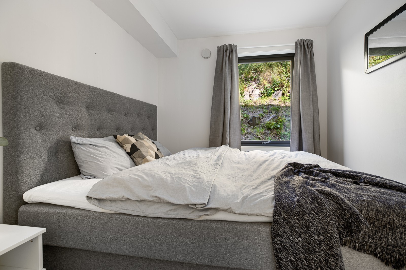 Soverom med plass til dobbeltseng og annet ønskelig møblement. Godt innslipp av naturlig lys Galleribilde