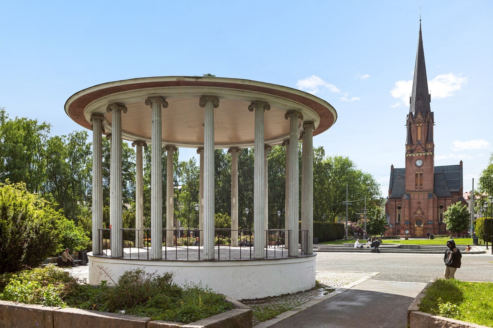 Birkelunden er et av nabolagets mange grøntområder, kjent for sitt ukentlige søndagsmarked og den historiske musikkpaviljongen. Kollektivtilbudet er effektivt, med trikkestopp og busstopp. Galleribilde
