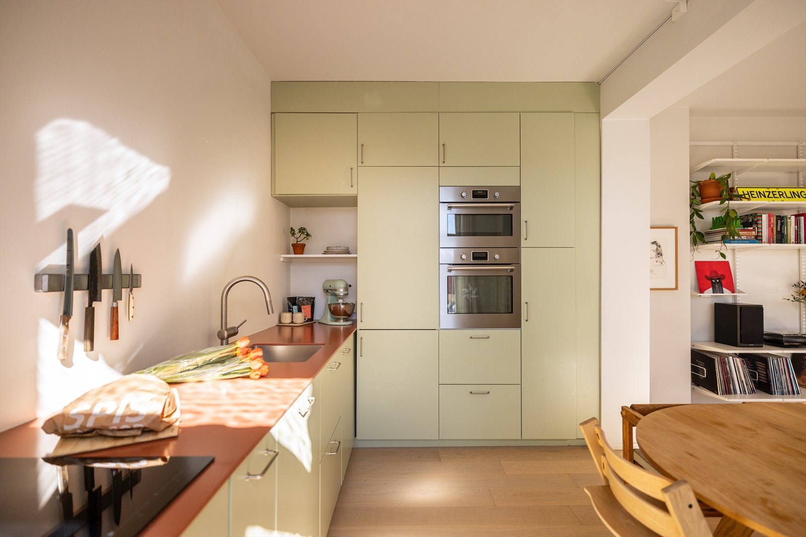 Kjøkkenet oppusset i 2024 med innredning fra IKEA, fronter fra Noremax og benkeplate i Silestone. Galleribilde