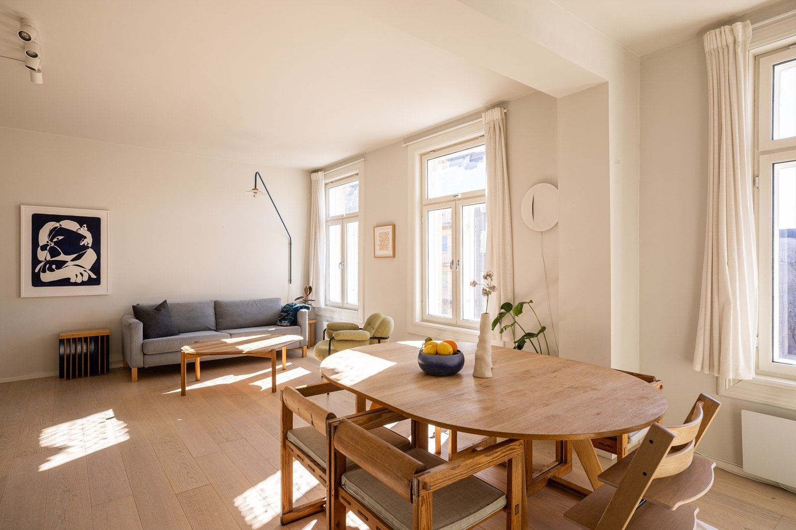 Fra stuen og kjøkkenet har leiligheten fritt utsyn mot det gamle jernstøperiet som nå er omgjort til Fellesverkstedet. Lokalene brukes av blant annet kunstnere, arkiteketer og produksjonsdesignere. Galleribilde