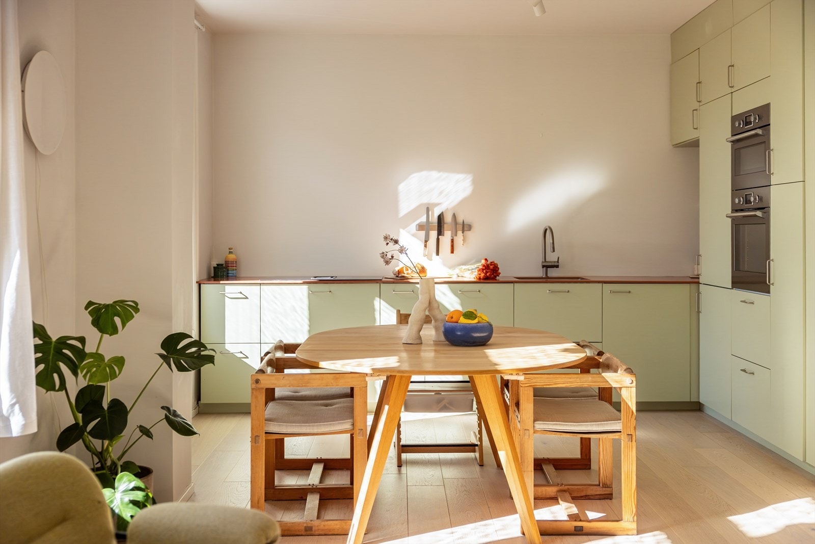 Leiligheten har et lekkert og nytt kjøkken fra 2024 utstyrt med integrerte hvitevarer, inkludert stekeovn og en kombiovn med mikrofunksjon. Galleribilde