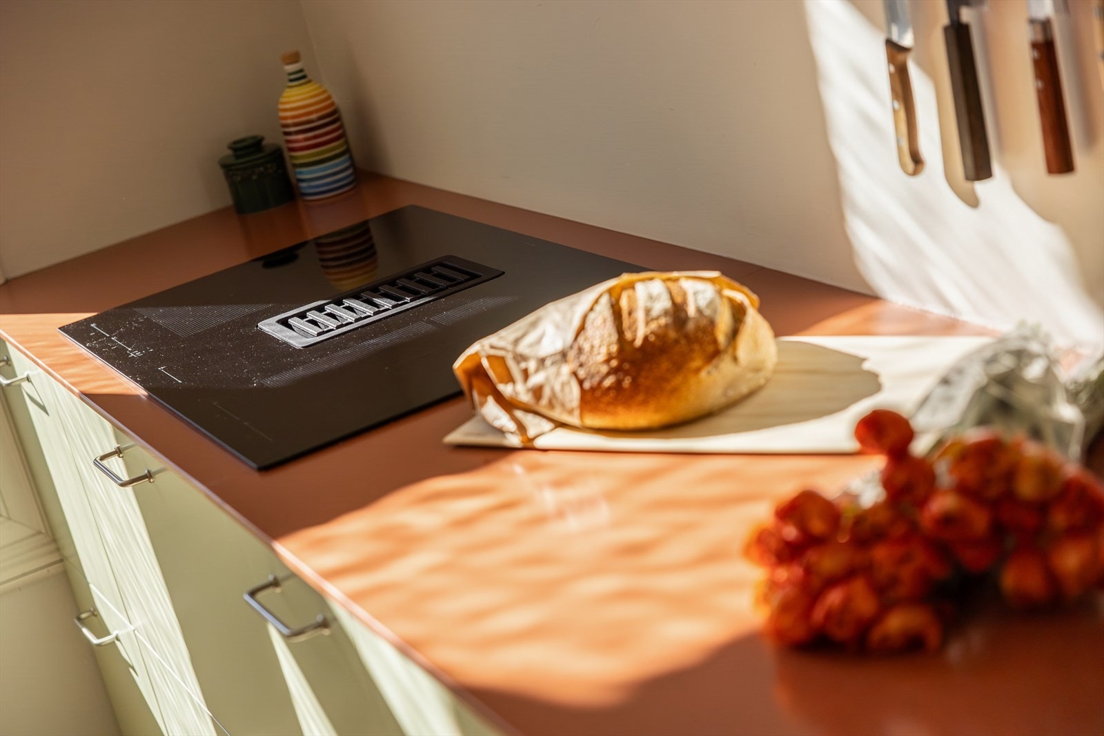 Induksjonstoppen på kjøkkenet har integrert ventilator med kullfilter. Det er også installert komfyrvakt og automatisk lekkasjestopper. Galleribilde