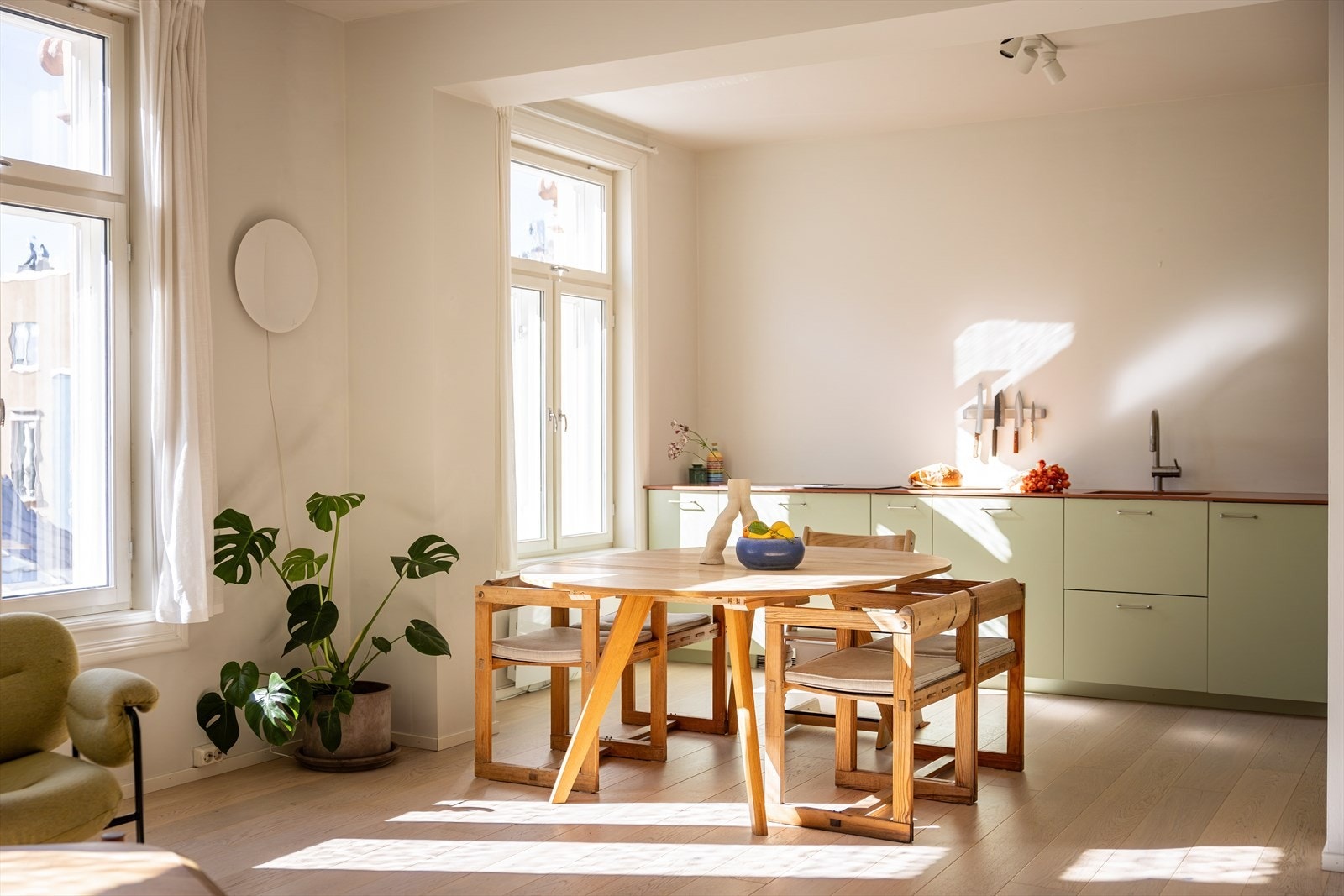 Bygårdens originale vinduer har blitt restaurert og det ble satt inn indrevindu i 2017, som gir god komfort og støyreduksjon. Galleribilde