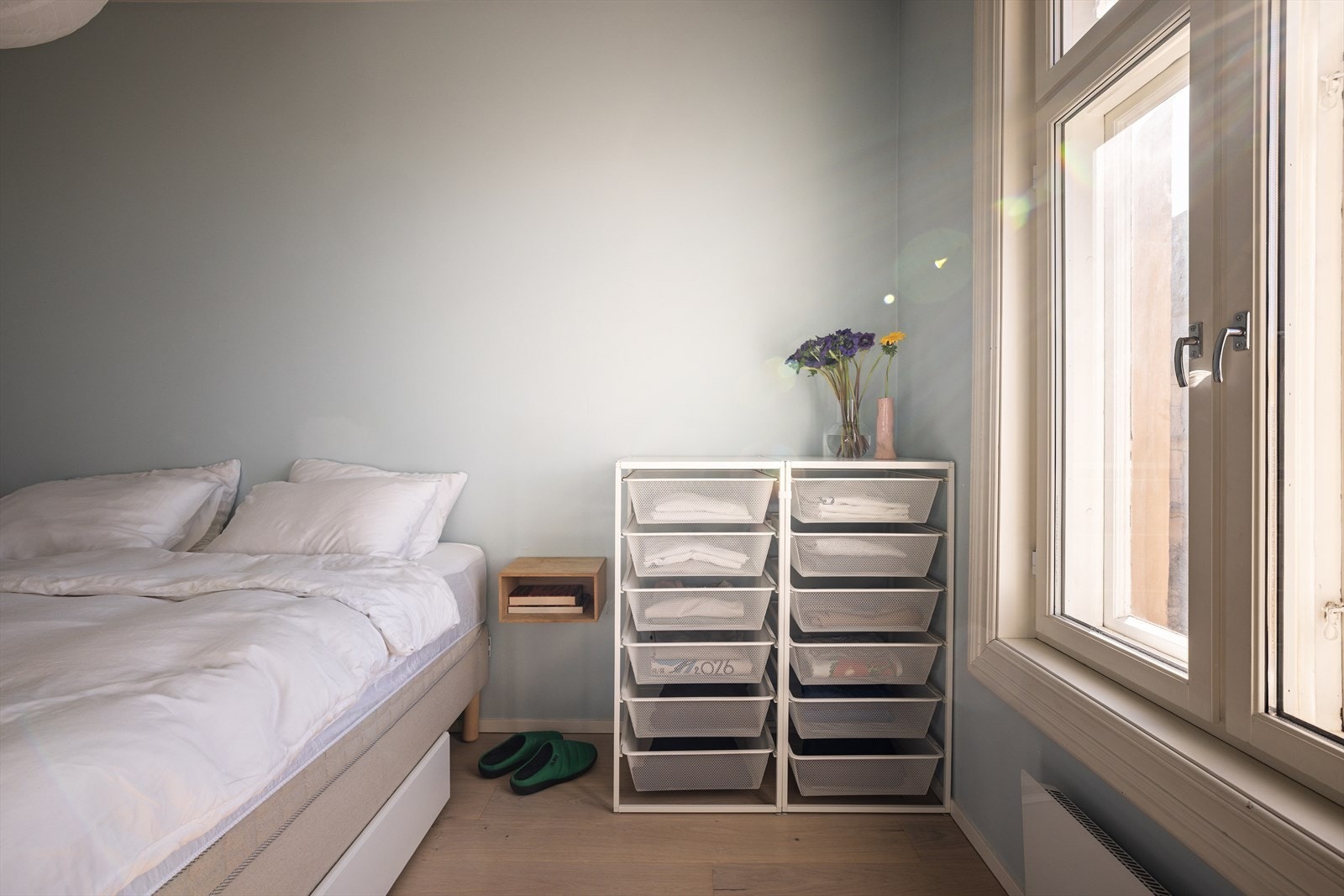 Også her er det 1-stavs eikeparkett fra 2021 og malte, slette vegger. Galleribilde